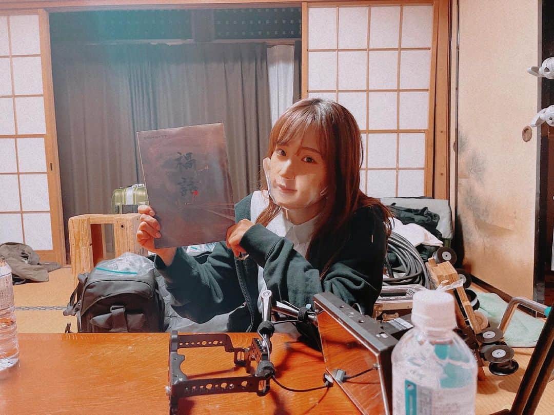 秋山ゆずきのインスタグラム：「. .  今日は事務所でSNSのリテラシーについてお話しを聞きました。  みんながどんな投稿がみたいのかなと考えさせられました🙆‍♀️  みんな、どんな投稿がみたいですか？  流行りの映えとは程遠い The 現場写真。 この時多分深夜2:00過ぎ すごい眠そう  そんな作品 #禍話  7月11日（日）23:00～23:55 ABCテレビ（関西）放送 スペシャルドラマ『#禍話』  ▷▶asahi.co.jp/magabanashi/  出演させていただいてます！  ※放送後にTVer、GYAO!、YouTubeチャンネル「オカルト部」で本編を放送 ※Radiotalkで音声コンテンツとしての配信予定  夏にピッタリホラーです🥶 すっごい楽しい現場だったけど けっこう怖い作品です。  ぜひ、ご覧下さい🧟‍♀️🧟‍♀️🧟‍♀️  #ホラー #ABCTV #オカルト部 #ホラードラマ #後藤庸介 監督 #水谷果穂 さん #入野自由 さん  #加藤小夏 さん  #松原タニシ さん #ホラー好き #おばけ  #ジャスティンビーバー」