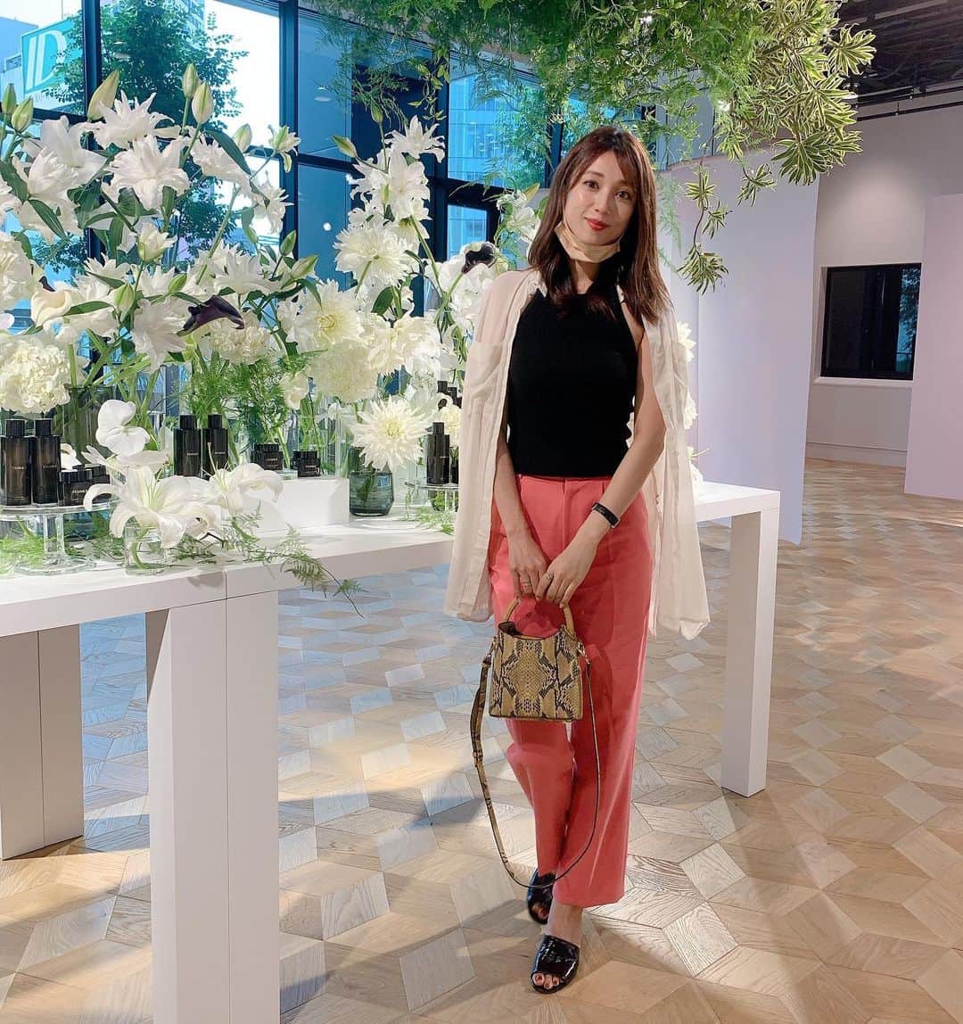 広瀬未花さんのインスタグラム写真 - (広瀬未花Instagram)「@femmue_japan  新作発表会の会場はお花が溢れていて華やかでした〜❤️ 朝から素敵な空間でタッチアップもできて癒されました♪♪  さりげなく、ファミュカラーのピンクパンツコーデで意識してみたww  ミニバッグは @ellemeのPython👜」7月2日 15時22分 - micahirose
