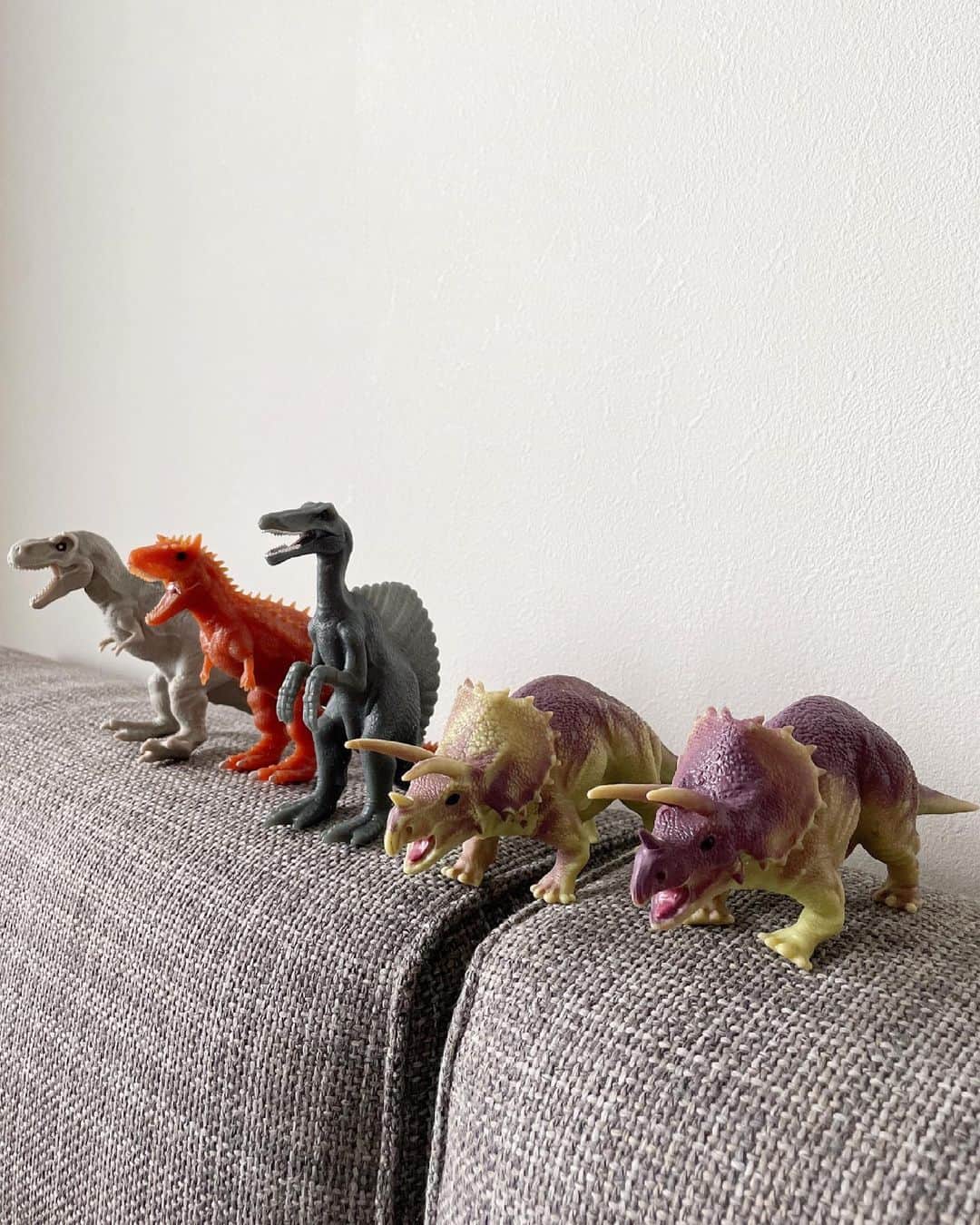 春名亜美さんのインスタグラム写真 - (春名亜美Instagram)「今いちばん大事なアンキロサウルス抱っこして寝てた☺️  本屋さんに売ってるディアゴスティーニの恐竜のやつ知ってますか？ 全16種類あって、中身何が入ってるかわからないんだけど、ナイロンに入ってるから、触ったらちょっとわかるやつ。 『触ったらちょっとわかる』←これが逆に厄介。  息子たちが欲しがる恐竜を手の感覚で当てるのに必死。  はずれた時の息子たちの落ち込みようったら。  いや、なんなら、息子たちより親の方が落ち込むよ。  次男がずっと欲しがってたアンキロサウルスを見事的中させ、それはそれは親子で大喜びでした。  ネット見たら16種類コンプリートセットが売ってたわ🙂」7月2日 15時29分 - amiharunaami