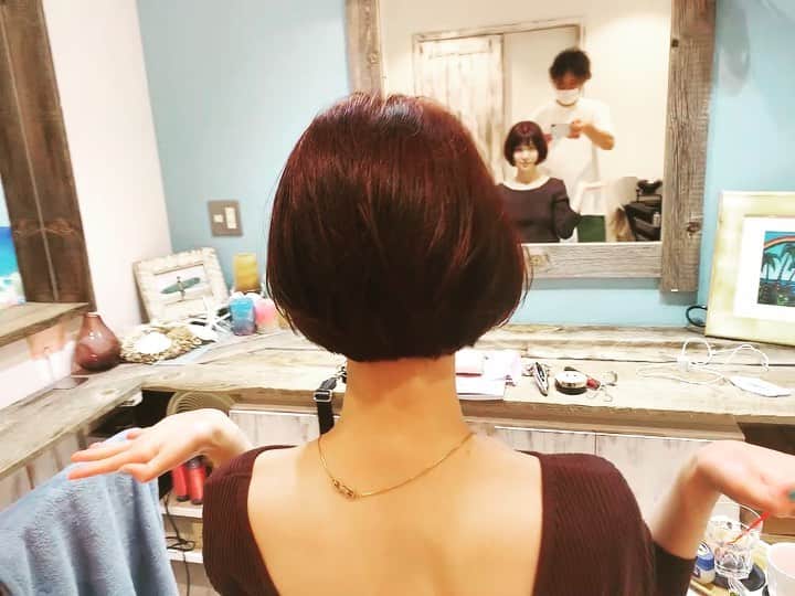 柳英里紗のインスタグラム：「@nabe__log  渡辺さんに髪色も髪型も綺麗にしてもらいました😊 この色みなさまにもオススメ 赤が入ってるよ」