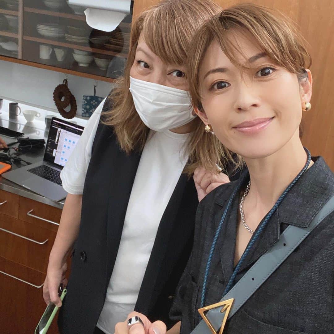 畑野ひろ子のインスタグラム：「今日も　@story_love40 撮影📷 今日は、JJの頃からずーっとお世話になってるライターの　@luvgypset 姉さん❤️ 先日、姉さんのブランド　@littledarlin_official の展示会でゲットした、ピアスは大活躍していている事も報告もできた😉」