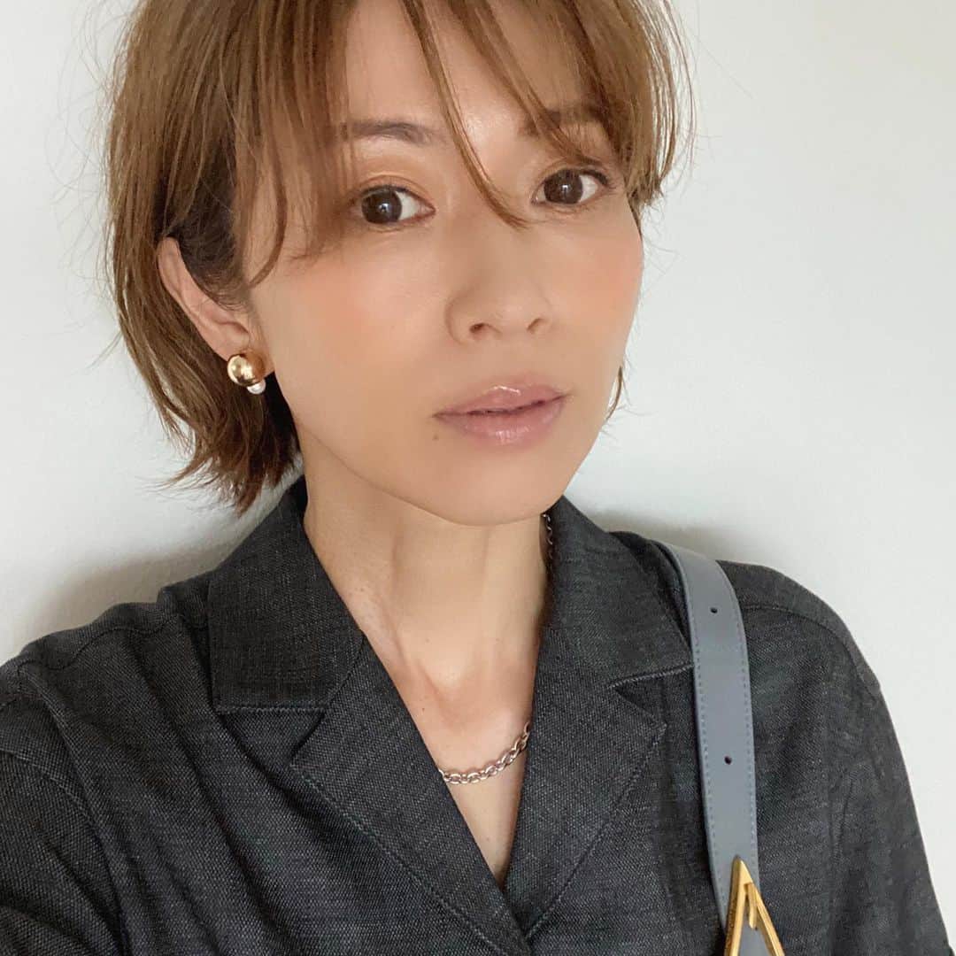 畑野ひろ子のインスタグラム：「@littledarlin_official のピアス。 キャッチ側が、パールになってて360度可愛い😍」