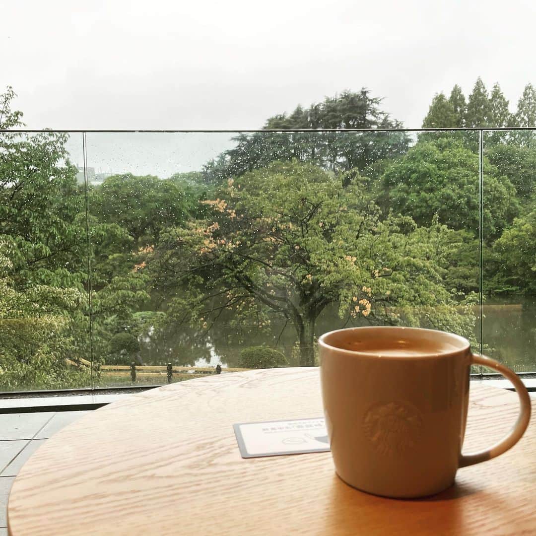 Miku Hirata 平田未来さんのインスタグラム写真 - (Miku Hirata 平田未来Instagram)「雨の新宿御苑でひと休み」7月2日 16時33分 - hirata