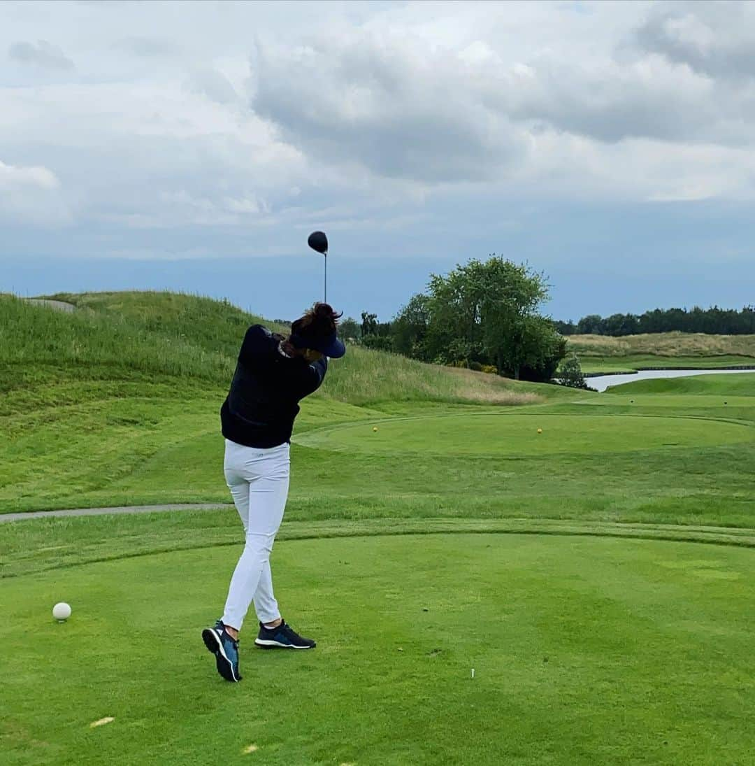 マリア・ベルチェノワのインスタグラム：「Driving- is my favorite shot in golf! @legolfnational Guess what hole is it? 😜@ralphlauren #golf @eurosport #eurosport #golftvweekly」