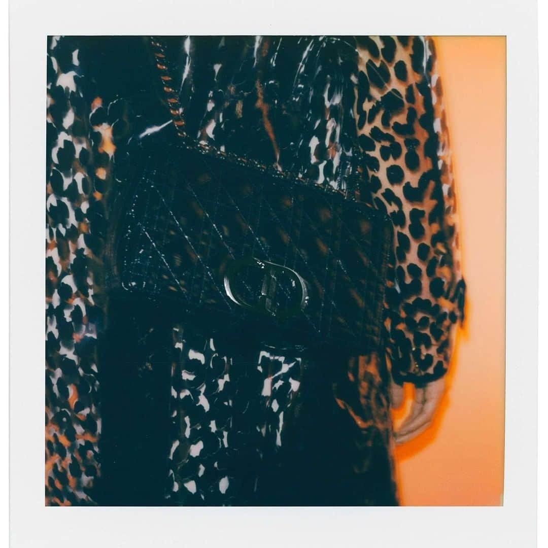 クリスチャンディオールさんのインスタグラム写真 - (クリスチャンディオールInstagram)「No color in fashion is more timeless or such a signifier of sophistication as black. For #DiorFall21 - worn here with a black #DiorBarJacket, utility vest and beret, or transparent 'Mizza' print raincoat - @MariaGraziaChiuri reinterprets classic Cannage quilting in black ultraglossy for the #LadyDior and #DiorCaro bags, whose iconic charms and 'CD' twist clasp, respectively, have been turned to black too for maximum modern impact.  @Maripolarama」7月2日 17時00分 - dior