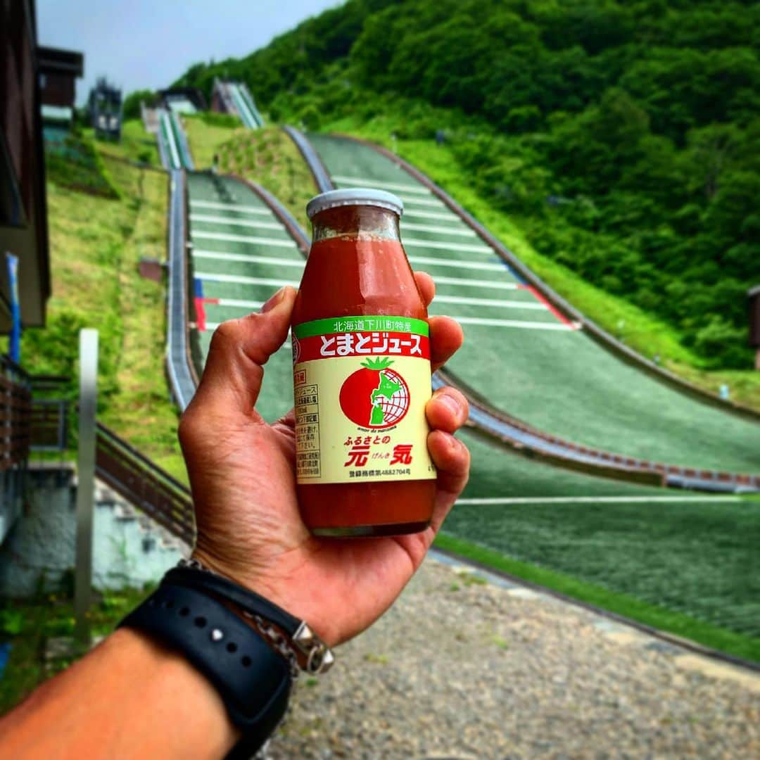 竹内択さんのインスタグラム写真 - (竹内択Instagram)「トマト＝下川町🍅  今年コーチとして加入した @ken_shi_ro が下川町出身という事でチームにトマトジュースを頂きました✨  彼がチームに加入した中で1番良かった出来事でした。ありがとうございます✨  本当にこれは「冷製トマトスープ」として飲んでも最高に美味いです🍽  Amazonでも楽天でも買えるっぽいんで、是非みなさん一回は飲んだほうがいいです😄 #shimokawa #下川町 #トマトジュース #トマトスープ #北海道 #なんでも美味い #ありがとうございます #teamtaku #伊藤謙司郎 #kenshiroito #永峯寿樹 #hisakinagamine #竹内択 #takutakeuchi」7月2日 17時06分 - taqtakeuchi