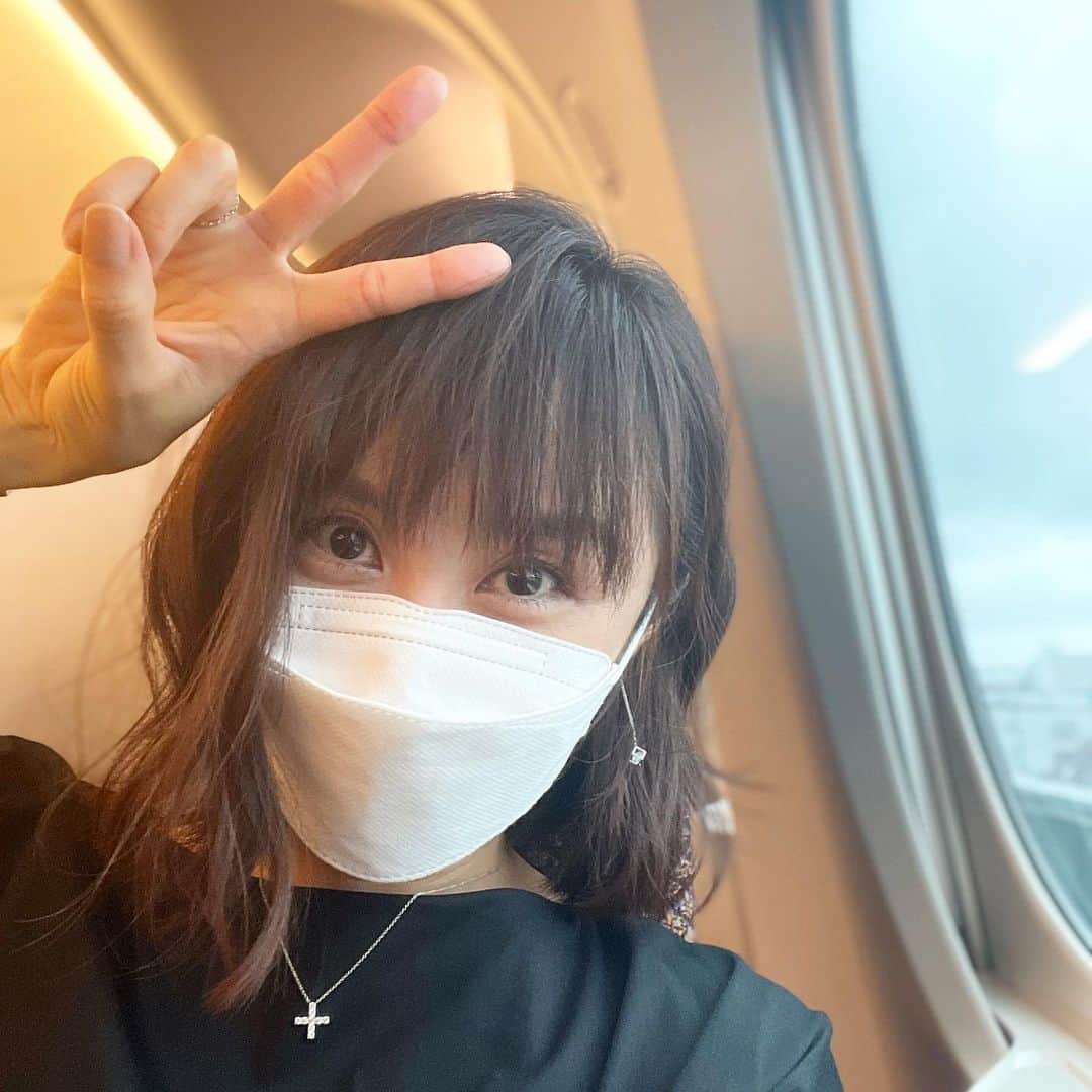 山口もえのインスタグラム：「・  来ちゃった来ちゃった！！ お仕事で大阪に来ちゃった🚅✨ こんなに遠くに行くのは久しぶりで 嬉し過ぎてピース写真なんて撮ってしまった。笑 こどもたちにお土産いっぱい買ったし 急いで帰ります♡ 楽屋から大阪城ホールが見えたよ👀✨  週末大雨の地域が多いそうです☔️💦 お気をつけてお過ごし下さい💕  #出張#日帰り #考えるのはこどものお土産のことばかり #笑 #だって #喜ぶ顔が見たいじゃなーい😍😍😍」
