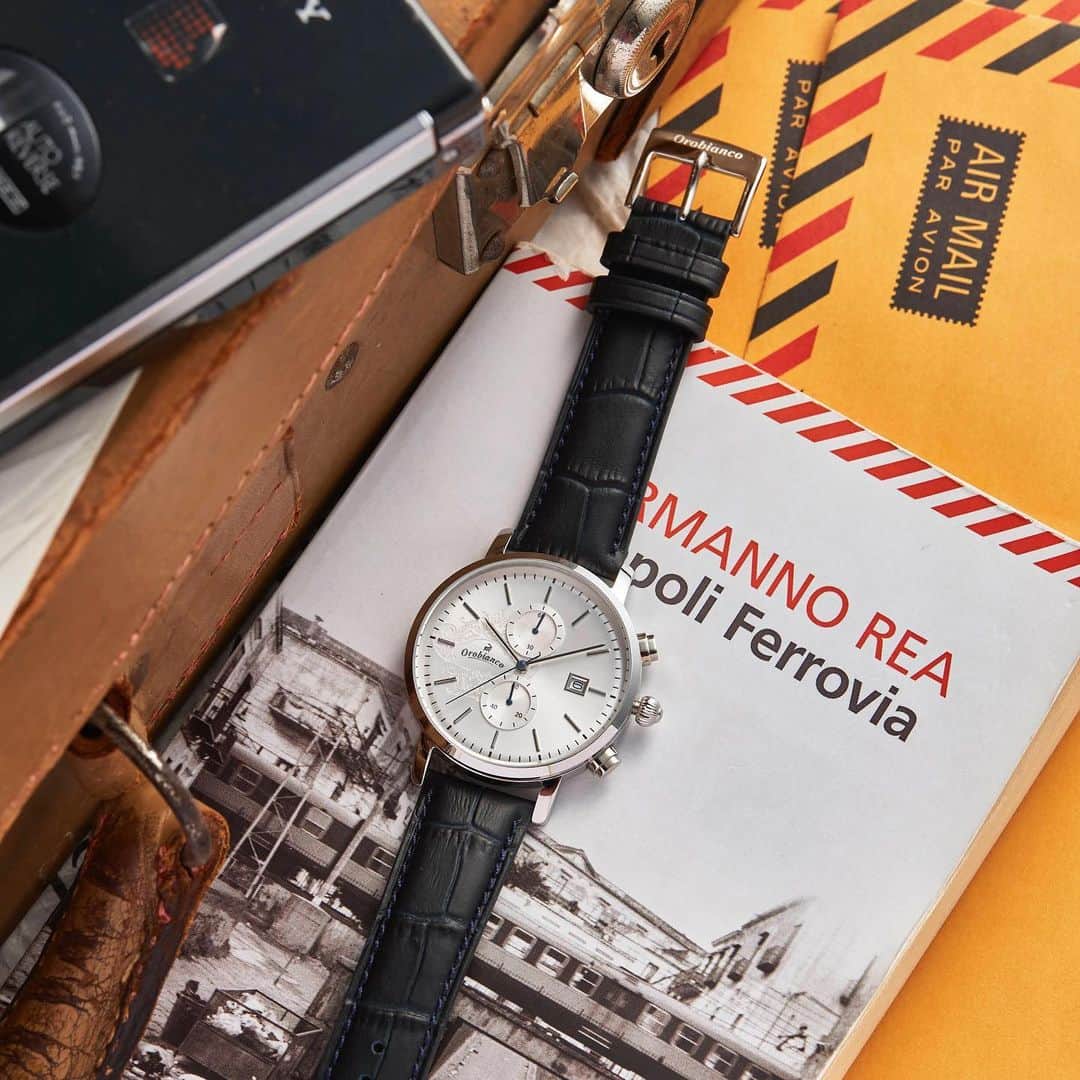 men'sFUDGE さんのインスタグラム写真 - (men'sFUDGE Instagram)「▶︎ イタリアのミラノ近郊で創業したファクトリーブランド《オロビアンコ》が、今年で25周年。そのアニバーサリーイヤーを記念して、2021年7月2日(金)より＂ビアンカアズーリ＂を発売する。これは毎シーズン大人気のアズーリシリーズの腕時計で、＂ビアンカ＂はイタリア語でホワイトを、＂アズーリ＂はブルーを表す言葉。その名前にある通り、清潔感のあるホワイトダイヤルと、深みのあるネイビーのレザーベルトとのコントラストが楽しめる爽やかな仕上がりとなっている。今回ラインナップするのは、ブランド史上初となるムーンフェイズを採用した「ビアンコネーロ」、クロノグラフを搭載した「チェルト」、オクタゴン形状を模した「オッタンゴラ」の三種類で、『ザ・クロックハウス』、『チックタック』、『オンタイム』、『オロビアンコ公式オンラインショップ』で発売。どのモデルも100本の数量限定となっているので、気になった方はぜひお買い逃しなく！  ▶︎1枚目画像 ［C］ビアンコネーロ［OR0074-503］ アプライド加工とレールダイヤルで立体的な文字盤に仕上げた、《オロビアンコ》初のムーンフェイズ搭載モデル。所有欲を満たしてくれるトラッドで大人顔なデザインは、ビジネスからプライベートまで幅広いシーンにばっちり対応。日々変化していく月の満ち欠けを日常の着こなしとともに楽しみたい。［ケース：40㎜］￥30800  ［R］チェルト［OR0070-503］ クロノグラフでありながらバーインデックスのみで仕上げたシンプルルックが特徴の「チェルト」。視認性の高い大きめの文字盤もポイントで、さり気なく配された秒針やスモールセコンドのブルーが粋なあしらい。カーブを持たせた文字盤、ぽってりとしたリューズなど、レトロムードな仕上げも魅力的。［ケース：42㎜］￥30800  ［L］オッタンゴラ［OR0078-503］ 八角形を模した丸みのあるケースがユニークな「オッタンゴラ」。ローマ数字にバーインデックス、カレンダーと、シンプルにまとめたデザインでありながら、《オロビアンコ》のロゴをモチーフにした秒針やトリコロールカラーのリューズで遊び心を加えているのがポイント。操作性のよさも抜群にいい。［ケース：38㎜］￥26400 ・ ＠orobianco_japan ・ ・ https://www.neuve-a.net/TiCTAC/shop/c/c102354 ・ #mensfudge #メンズファッジ #Orobianco #オロビアンコ #腕時計 #メンズ時計 #menswatch #watch #pr」7月2日 17時18分 - mensfudge