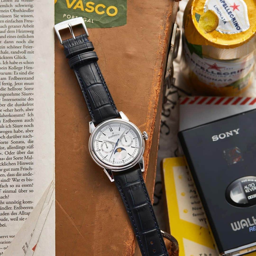 men'sFUDGE さんのインスタグラム写真 - (men'sFUDGE Instagram)「▶︎ イタリアのミラノ近郊で創業したファクトリーブランド《オロビアンコ》が、今年で25周年。そのアニバーサリーイヤーを記念して、2021年7月2日(金)より＂ビアンカアズーリ＂を発売する。これは毎シーズン大人気のアズーリシリーズの腕時計で、＂ビアンカ＂はイタリア語でホワイトを、＂アズーリ＂はブルーを表す言葉。その名前にある通り、清潔感のあるホワイトダイヤルと、深みのあるネイビーのレザーベルトとのコントラストが楽しめる爽やかな仕上がりとなっている。今回ラインナップするのは、ブランド史上初となるムーンフェイズを採用した「ビアンコネーロ」、クロノグラフを搭載した「チェルト」、オクタゴン形状を模した「オッタンゴラ」の三種類で、『ザ・クロックハウス』、『チックタック』、『オンタイム』、『オロビアンコ公式オンラインショップ』で発売。どのモデルも100本の数量限定となっているので、気になった方はぜひお買い逃しなく！  ▶︎1枚目画像 ［C］ビアンコネーロ［OR0074-503］ アプライド加工とレールダイヤルで立体的な文字盤に仕上げた、《オロビアンコ》初のムーンフェイズ搭載モデル。所有欲を満たしてくれるトラッドで大人顔なデザインは、ビジネスからプライベートまで幅広いシーンにばっちり対応。日々変化していく月の満ち欠けを日常の着こなしとともに楽しみたい。［ケース：40㎜］￥30800  ［R］チェルト［OR0070-503］ クロノグラフでありながらバーインデックスのみで仕上げたシンプルルックが特徴の「チェルト」。視認性の高い大きめの文字盤もポイントで、さり気なく配された秒針やスモールセコンドのブルーが粋なあしらい。カーブを持たせた文字盤、ぽってりとしたリューズなど、レトロムードな仕上げも魅力的。［ケース：42㎜］￥30800  ［L］オッタンゴラ［OR0078-503］ 八角形を模した丸みのあるケースがユニークな「オッタンゴラ」。ローマ数字にバーインデックス、カレンダーと、シンプルにまとめたデザインでありながら、《オロビアンコ》のロゴをモチーフにした秒針やトリコロールカラーのリューズで遊び心を加えているのがポイント。操作性のよさも抜群にいい。［ケース：38㎜］￥26400 ・ ＠orobianco_japan ・ ・ https://www.neuve-a.net/TiCTAC/shop/c/c102354 ・ #mensfudge #メンズファッジ #Orobianco #オロビアンコ #腕時計 #メンズ時計 #menswatch #watch #pr」7月2日 17時18分 - mensfudge