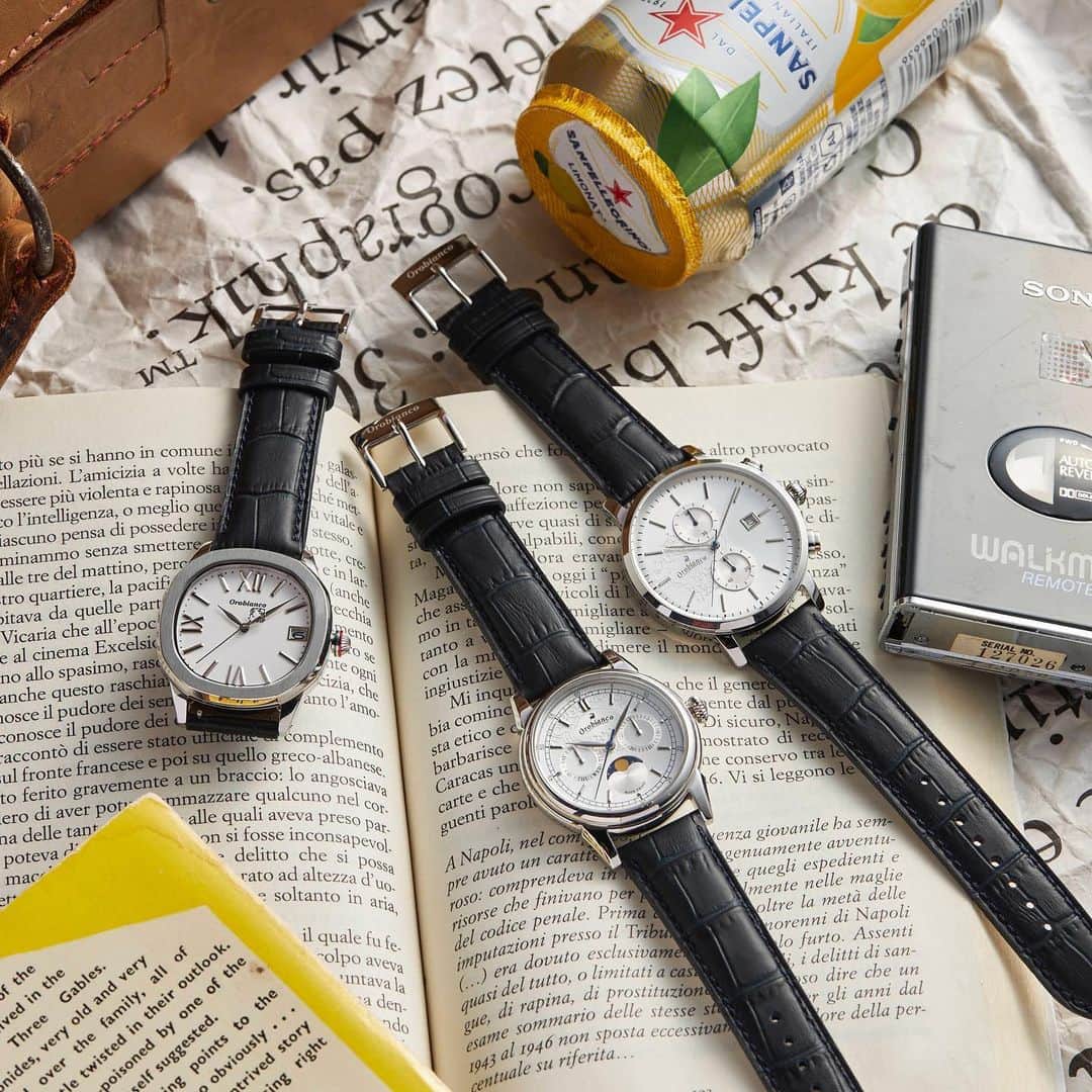 men'sFUDGE のインスタグラム：「▶︎ イタリアのミラノ近郊で創業したファクトリーブランド《オロビアンコ》が、今年で25周年。そのアニバーサリーイヤーを記念して、2021年7月2日(金)より＂ビアンカアズーリ＂を発売する。これは毎シーズン大人気のアズーリシリーズの腕時計で、＂ビアンカ＂はイタリア語でホワイトを、＂アズーリ＂はブルーを表す言葉。その名前にある通り、清潔感のあるホワイトダイヤルと、深みのあるネイビーのレザーベルトとのコントラストが楽しめる爽やかな仕上がりとなっている。今回ラインナップするのは、ブランド史上初となるムーンフェイズを採用した「ビアンコネーロ」、クロノグラフを搭載した「チェルト」、オクタゴン形状を模した「オッタンゴラ」の三種類で、『ザ・クロックハウス』、『チックタック』、『オンタイム』、『オロビアンコ公式オンラインショップ』で発売。どのモデルも100本の数量限定となっているので、気になった方はぜひお買い逃しなく！  ▶︎1枚目画像 ［C］ビアンコネーロ［OR0074-503］ アプライド加工とレールダイヤルで立体的な文字盤に仕上げた、《オロビアンコ》初のムーンフェイズ搭載モデル。所有欲を満たしてくれるトラッドで大人顔なデザインは、ビジネスからプライベートまで幅広いシーンにばっちり対応。日々変化していく月の満ち欠けを日常の着こなしとともに楽しみたい。［ケース：40㎜］￥30800  ［R］チェルト［OR0070-503］ クロノグラフでありながらバーインデックスのみで仕上げたシンプルルックが特徴の「チェルト」。視認性の高い大きめの文字盤もポイントで、さり気なく配された秒針やスモールセコンドのブルーが粋なあしらい。カーブを持たせた文字盤、ぽってりとしたリューズなど、レトロムードな仕上げも魅力的。［ケース：42㎜］￥30800  ［L］オッタンゴラ［OR0078-503］ 八角形を模した丸みのあるケースがユニークな「オッタンゴラ」。ローマ数字にバーインデックス、カレンダーと、シンプルにまとめたデザインでありながら、《オロビアンコ》のロゴをモチーフにした秒針やトリコロールカラーのリューズで遊び心を加えているのがポイント。操作性のよさも抜群にいい。［ケース：38㎜］￥26400 ・ ＠orobianco_japan ・ ・ https://www.neuve-a.net/TiCTAC/shop/c/c102354 ・ #mensfudge #メンズファッジ #Orobianco #オロビアンコ #腕時計 #メンズ時計 #menswatch #watch #pr」