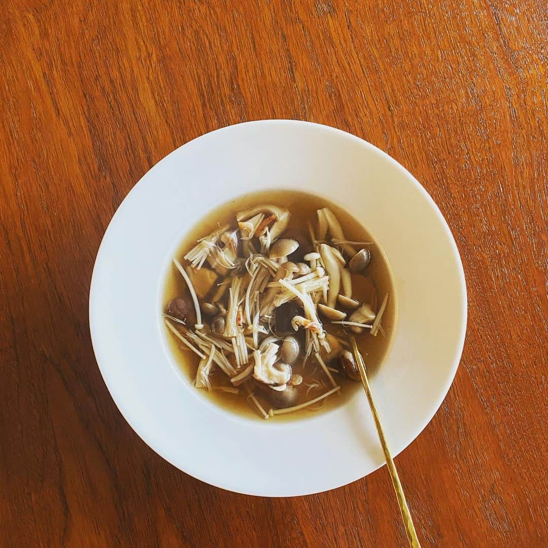 伊藤まさこのインスタグラム：「@wuwen_cookingsalon ふだんの自分の味ではないものが食べたいなぁと思って本をパラパラめくっていた時に目に留まったのが、このきのこのスープ。「丁寧はかんたん」というタイトルそのままの丁寧でやさしい味(そして驚くほどかんたん)。だしはきのこと桜エビから。黒酢がほんのり効いています。きのこは勝手にアレンジしましたが、家にあるもので無理なく作ればいいんじゃないかな？きっと。」