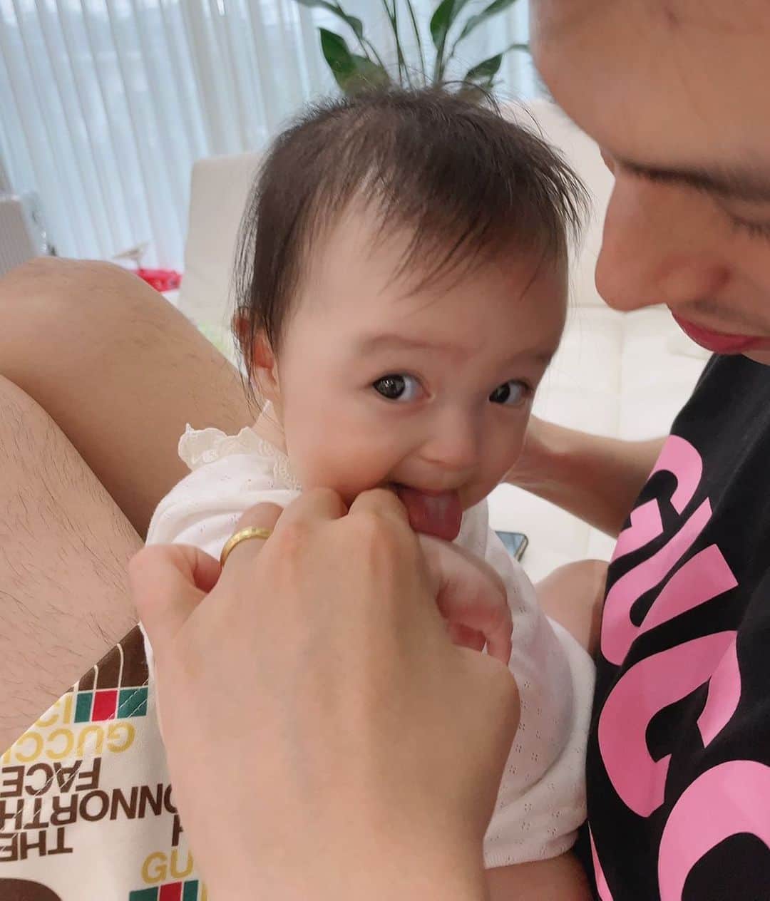 アレクサンダーのインスタグラム：「にやにや❤️ 赤ちゃん #赤ちゃん」