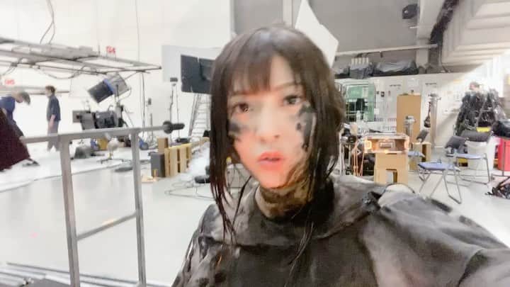 鈴華ゆう子のインスタグラム：「MV撮影の合間の真っ黒な様子！ヒーターの前でセッティング待ちしてる時に撮ってみましたー(*´ω`*) #カンパニュラ よろしくお願いします！  #鈴華ゆう子  #森山直太朗  #KanSano」