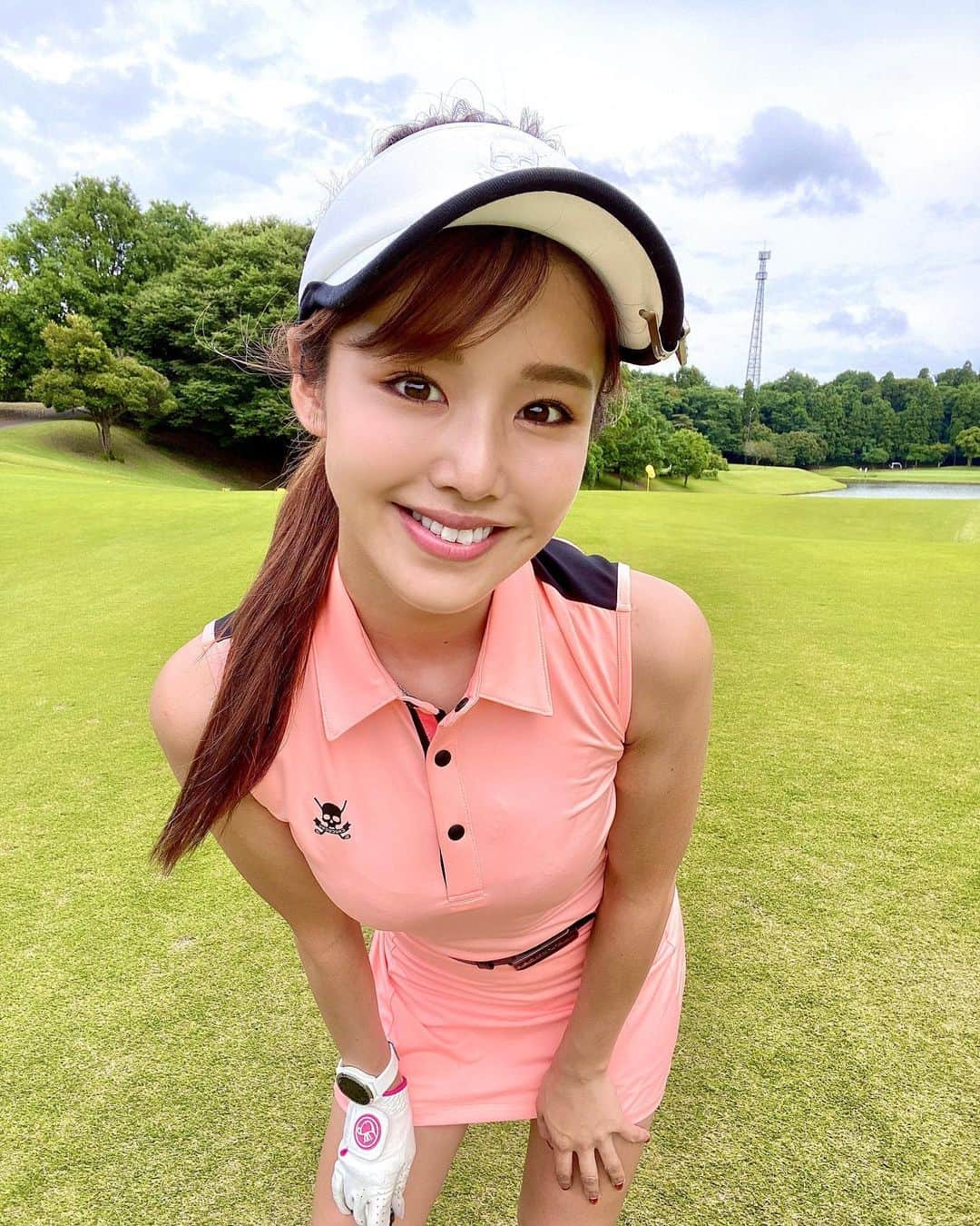 のインスタグラム：「こんばんわ⭐️  チュクチュのNEWウェア❣️ 雨でゴルフ中止になりまくってます。☔️  早く梅雨おわらないかなぁ。  ウェア全身👇  @chucuchu_official_jp  @chucuchu_official   シューズ👟 @pumagolf   #韓国ファッション #韓国ゴルフウェア #韓国ゴルフ女子 #ゴルフ女子 #ゴルフコーデ #ゴルフスイング #ゴルフ女子コーデ #ゴルフウェアコーデ #韓国ゴルフブランド #韓国ゴルフ  #츄쿠츄 #츄쿠츄골프웨어 #골프스타그램 #골프장 #라운딩 #골프 #이쁜골프복 #봄골프 #골프시작 #골프사랑 #필드 #필드패션 #골프복패션 #골프패션 #골프복 #골프치는날 #골프스윙」