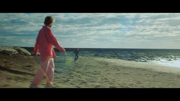 田中美里のインスタグラム：「⁡  幽霊になった青年と両親の数日間を描く 短編映画「人」 ⁡ 2022年夏公開 ⁡ #吉村界人 #田中美里 #冨手麻妙#木ノ本嶺浩#五歩一豊 #津田寛治 #山口龍大朗監督 #予告編 ⁡」