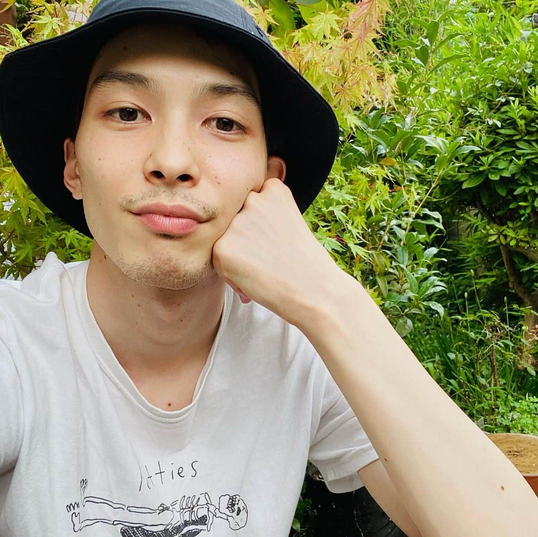 守屋光治のインスタグラム：「夏本番に向けて、ファッションを楽しむためにも メンズTBCの除毛クリームを使ってみました🤔 専用のヘラがついているから便利でした。 夏前にスッキリできたから 今度は足もやってみようかなー。  #メンズエピリムーバー #メンズ除毛クリーム #メンズTBC #pr #メンズノンノ」