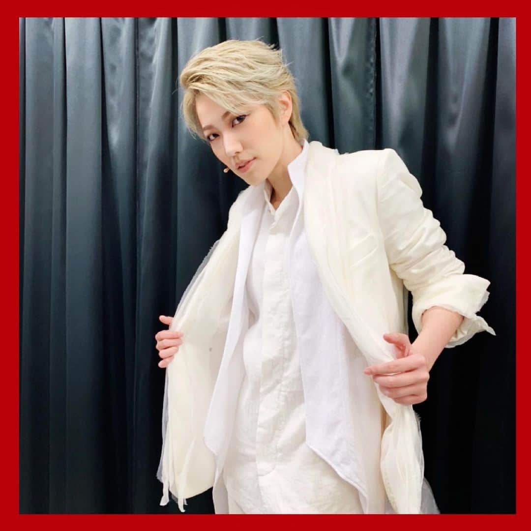 七海ひろきさんのインスタグラム写真 - (七海ひろきInstagram)「☆ TBS赤坂 ACTシアター公演 Color of Theater「ROSSO」 無事に千秋楽むかえたよーー！！ .  素晴らしい出演者の皆さん、制作スタッフの皆さん、なによりお客様、皆さんが支えて下さったお陰です！！ 赤にまつわる、どのキャラクターも魅力的で愛おしいキャラばかり。皆さんカッコよくて、可愛くて、面白くて、最高のメンバー。またしても出会いに感謝^_^ 4日間6公演と短い期間でしたが、お稽古期間も含めてとても楽しく充実の日々でした。 . ROSSO＝赤　 千秋楽のご挨拶でも言ったのですが、赤は、人類が1番最初に使った色なんだそうです。 それだけ赤という色は、人の心に大切なものを届けているんだと思います。 皆さんの心に情熱の赤い温もりがいつまでも残りますように✨ ご観劇、ご視聴ありがとうございました😊 . #ROSSO #大野拓朗 さん #伊藤純奈さん（乃木坂46） #伶美うらら さん#東山光明 さん #内海啓貴 さん #ひこひこ　さん #市川奏 さん #SATOKO MORI さん #戸塚 慎さん #sho-ta.さん #TokoLeftyさん #飯塚 大夢さん #神谷 亮太 さん #七海ひろき #あなたの赤は何？」7月2日 18時37分 - hirokinanami773