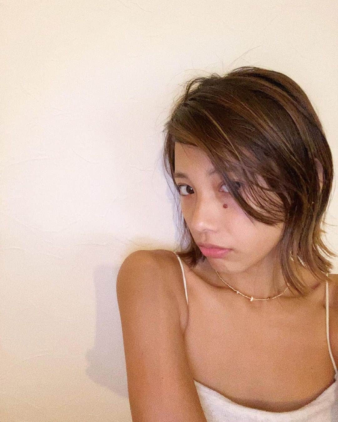 馬詰まほのインスタグラム：「前にも紹介したことあったシカクリーム。  いまだにずっとリピートして使ってるんやけど そのシカクリーム大容量サイズが登場したの♡ 通常の２倍もはいってるんだって🍒💫 わたしみたいにずっとリピートして使ってる子には、コスパ良しだから大容量サイズをオススメします☻  しっとりするし保湿効果も抜群だよ!!! 夜だけじゃなくて朝にも使いやすい🌨  二枚目に大きさ比較した写真載せたのでみてね🤍 楽天とQoo10で買えるよ🤍 @vtcosmetics_japan / @vtcosmetics_official」