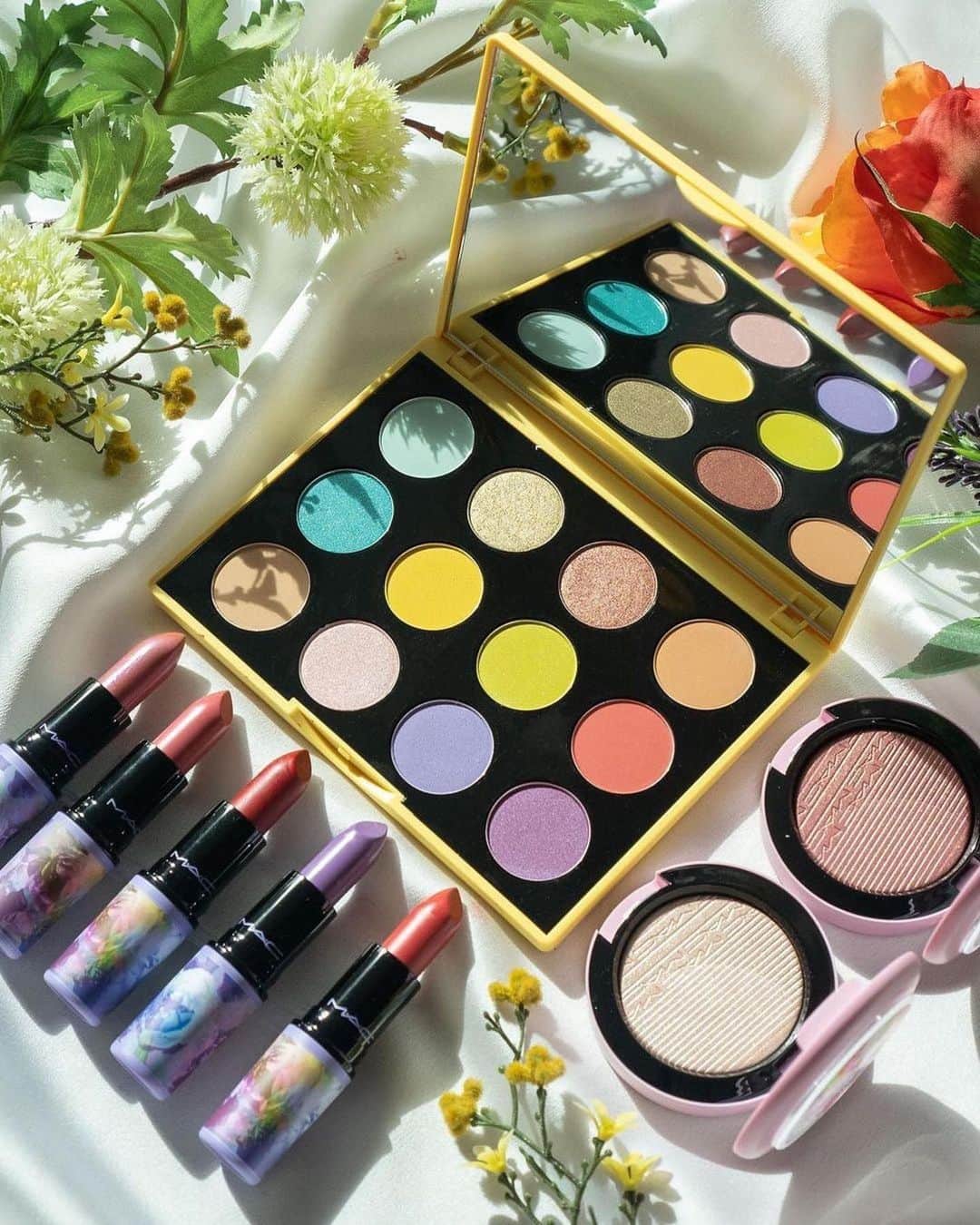 M∙A∙C Cosmetics Japanのインスタグラム：「大自然が育む美しさにインスパイアされた、鮮やかな色合いの限定カラーコレクション「ボタニック パニック」🌺🌿 ㅤ ロマンティックな魅力を放つフラワーモチーフの限定パッケージで、美しく幻想的なルックを楽しんで✨ ㅤ 💄「リップスティック」 限定3色/既存限定パッケージ1色　各3,630円(税込) クリーミーマットな仕上がりで高発色かつジューシーな唇に。 *画像内に日本未発売色の掲載がございます。 ㅤ 💎「エクストラ ディメンション スキンフィニッシュ」 限定2色　各4,290円(税込) 肌に美しいツヤと輝きをあたえるハイライター＆チーク。目もとにも使用可能。 ㅤ 💐「スモール アイシャドウ × 12 ボタニック パニック」 限定　9,900円(税込) 目もとを華やかに彩る、遊び心溢れる12色の花束のようなアイパレット。 ㅤ #MACBOTANICPANIC #MACボタニックパニック ㅤ Regram from @maccosmeticstaiwan」