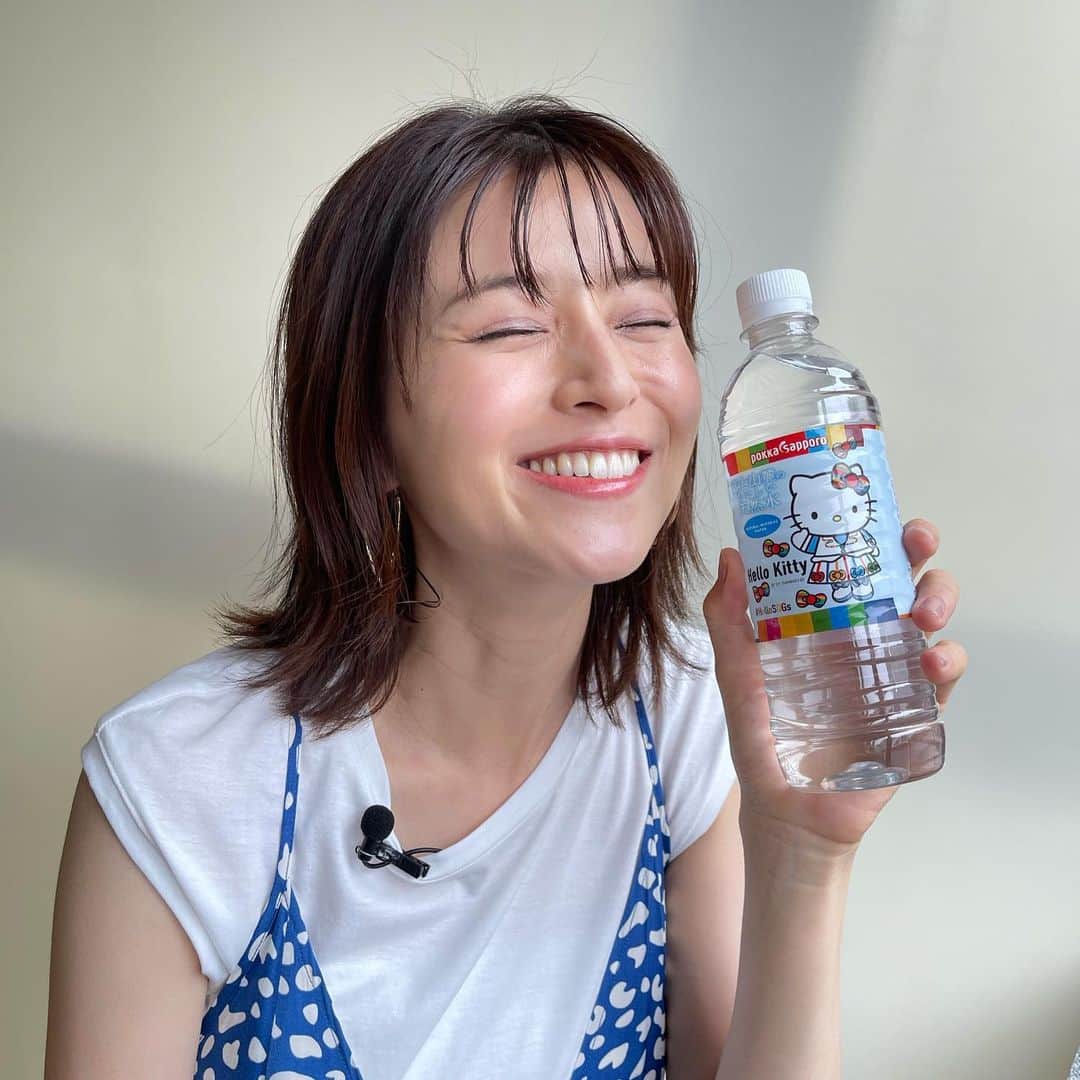 鈴木ちなみさんのインスタグラム写真 - (鈴木ちなみInstagram)「SDGs✖️Hello Kitty🤍 @pokkasapporo   ポッカサッポロとキティちゃん💓  こちらの商品はリサイクルペットボトルを 使用しているそう♻️🏞 ラベルは3種類あります💙❤️💛  美味しい水に、可愛いボトル💕 エコにも繋がるって嬉しいですね。 https://www.pokkasapporo-fb.jp/sdgs-water/  #HelloSDGs」7月2日 18時41分 - chinami_suzuki0926
