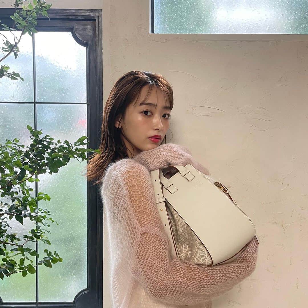 近藤千尋のインスタグラム：「@loewe の鞄持って4連写🤳💗笑 ハンモック可愛すぎて 今年の夏はベビロテします🙏❤️  この日はお肌つやっつやメイクでした💄  今週もお疲れ様でした❤️ 一週間もりもりお仕事だったので 今日は、ちょっと家で 乾杯しようかな🍻笑 ってゆっても缶チューハイ1缶で寝るやつです🤫  @loewe  #LOEWEhammock」