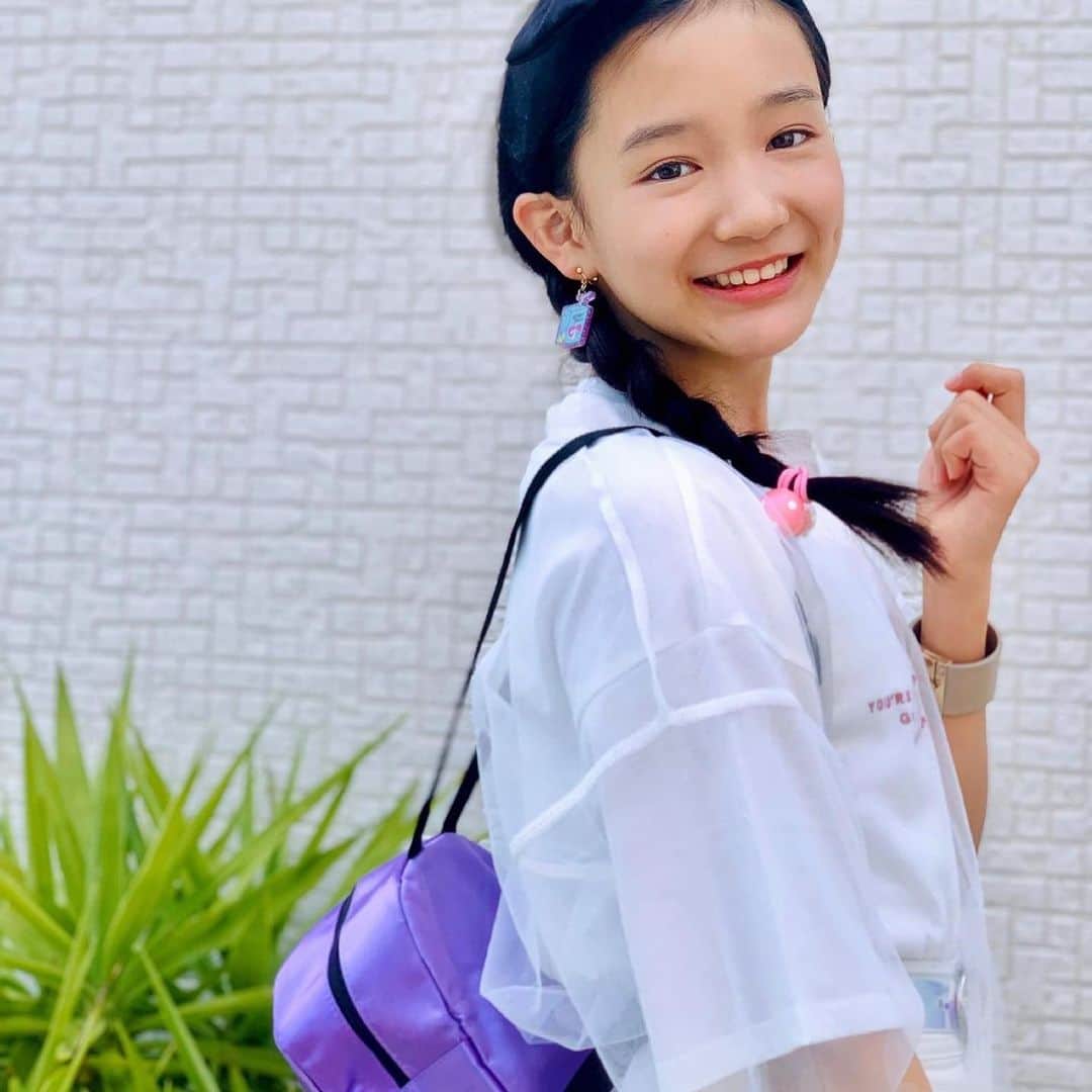 ニコ☆プチのインスタグラム：「8月号絶賛発売中💗💫 8月号のふろくは、ニコ⭐︎プチスクールのオリジナルリュック♡ 今月号でもプチモのふろくの使い方を紹介していくよっ🐱  8月号の付録はニコ☆プチスクールのリュック💜💜💜 コンパクトな見た目がめちゃくちゃかわいいの😍 それなのにたくさん入って使いやすいんだよ👏🏻✨ すごく綺麗なパープルで可愛くて気分が上がるね🍒🎶 サナはお出かけ用グッズを入れてみたよ😘 みんなのリュックの中身やコーデも見てみたいな🦄 . . .  #ニコプチ #ニコプチふろく #プチモのふろくの使い方  #ニコプチふろくのある生活  #ニコプチスクール #ふろく #石原咲奈」