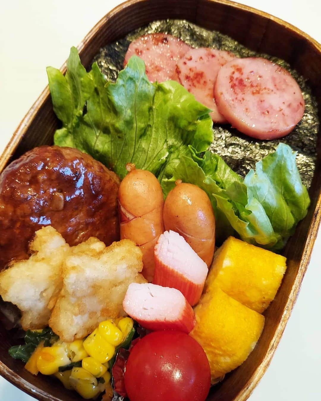 佐藤純さんのインスタグラム写真 - (佐藤純Instagram)「今日も海苔弁🍱  長崎の雲仙ハムのせ‼️  海苔の下はどうなってますか？と質問がありましたので😁  まず、ご飯→醤油→海苔→ご飯→醤油→かつお節→またちょっと醤油→海苔  です。  割と醤油多めのほうが美味しいです😊  #お弁当 #中学生弁当 #海苔弁 #まげわっぱ #まげわっぱ弁当 #ハンバーグ #雲仙ハム #ママ #ママモデル #モデル #mama #mamamodel #model」7月2日 18時53分 - junsatoidea