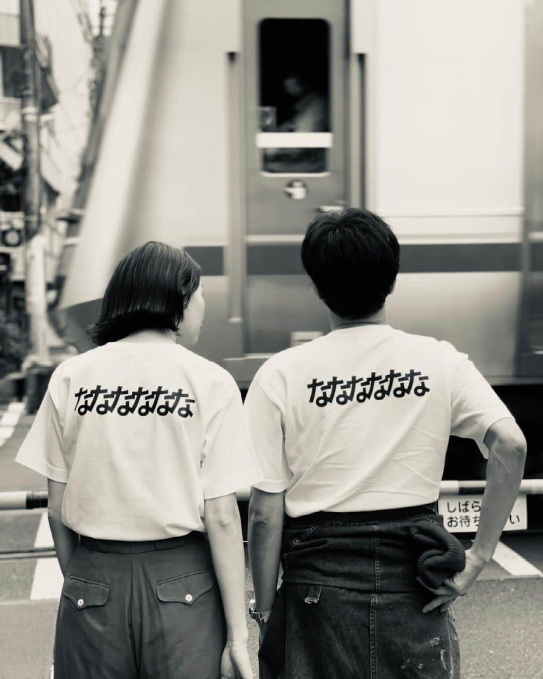 森山直太朗さんのインスタグラム写真 - (森山直太朗Instagram)「* 「最悪な春」Tシャツ受注販売決定‼️  本日7月2日（金）より受注受付も開始👕  Nukemeデザインの「最悪な春」Tシャツが森山直太朗オンラインショップにて 完全受注販決定 & 受付開始しました‼️Tシャツの種類はなんと3種類です☺️  ……… ①「最悪な春」 フロントの文字はグリッジ刺繍です。  ②「虞美人草が揺れている」 「最悪な春」の歌詞の一部が刺繍されています。  ③「なななななな」 3パターンの中で唯一「な」のプリントと虞美人草の刺繍が合わさったデザインになっています。  全種類「白・黒」2色、そして4サイズ（S / M / L / XL）の展開となっております👏 そして全てに小さな虞美人草の刺繍が施されています。 ………  完全受注生産のため、プレミアムな1枚になること間違いなし‼️ 是非手に取ってみてください😆  商品ページは、こちらのアカウントのトップのオフィシャルHP→SHOPPINGで ご覧いただけますのでぜひ詳細ご確認ください♪志  #森山直太朗 @naotaromoriyama (XLサイズ着用) #ジュリア さん @juliashortreed (Mサイズ着用) #Nukeme さん @nukemenukeme  #最悪な春 #虞美人草が揺れている #なななななな #グリッジ #刺繍 #Tシャツ」7月2日 19時04分 - moriyamanaotaro_staff