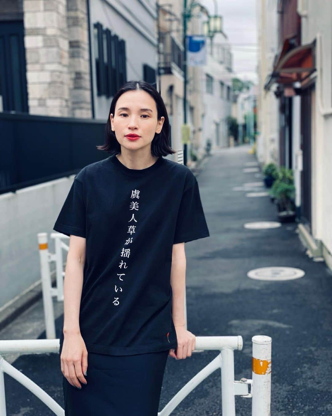 森山直太朗さんのインスタグラム写真 - (森山直太朗Instagram)「* 「最悪な春」Tシャツ受注販売決定‼️  本日7月2日（金）より受注受付も開始👕  Nukemeデザインの「最悪な春」Tシャツが森山直太朗オンラインショップにて 完全受注販決定 & 受付開始しました‼️Tシャツの種類はなんと3種類です☺️  ……… ①「最悪な春」 フロントの文字はグリッジ刺繍です。  ②「虞美人草が揺れている」 「最悪な春」の歌詞の一部が刺繍されています。  ③「なななななな」 3パターンの中で唯一「な」のプリントと虞美人草の刺繍が合わさったデザインになっています。  全種類「白・黒」2色、そして4サイズ（S / M / L / XL）の展開となっております👏 そして全てに小さな虞美人草の刺繍が施されています。 ………  完全受注生産のため、プレミアムな1枚になること間違いなし‼️ 是非手に取ってみてください😆  商品ページは、こちらのアカウントのトップのオフィシャルHP→SHOPPINGで ご覧いただけますのでぜひ詳細ご確認ください♪志  #森山直太朗 @naotaromoriyama (XLサイズ着用) #ジュリア さん @juliashortreed (Mサイズ着用) #Nukeme さん @nukemenukeme  #最悪な春 #虞美人草が揺れている #なななななな #グリッジ #刺繍 #Tシャツ」7月2日 19時04分 - moriyamanaotaro_staff