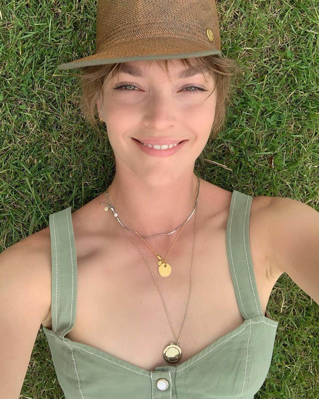 アリゾナ・ミューズのインスタグラム：「In other news…we are moving to Ibiza!!! After living and working on a farm in lockdown, we realised we wanted to be closer to nature. I love London so much..…but I love farming more. If you know me, you’ll know it’s my dream to become a farmer 😄👩‍🌾 I think lockdown thrust us into something we were already longing for, but a little too busy and caught up in the ‘city rush’ to ever stop and truly consider. I also realised I spend so much of my activism encouraging people to get closer to nature while I sit in a city surrounded by screens for most of the week. I want to get my hands dirty as humans should 👩‍🌾 I’ll miss London and everybody in it. But I’m excited for the road (dirt track) ahead 🌱」