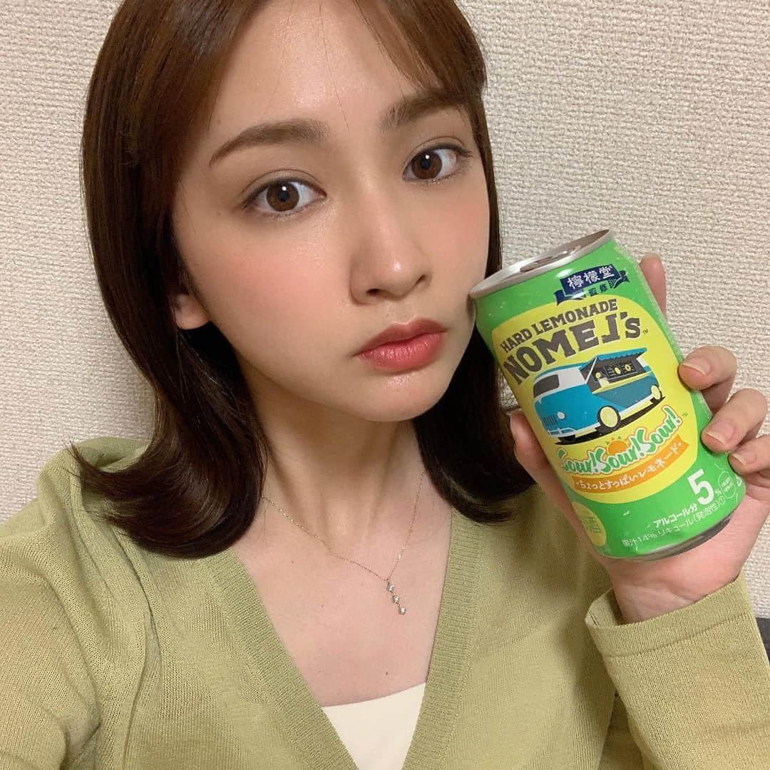 小泉遥のインスタグラム：「. . レモンサワー好きの私としては とっても好みな味の #NOMELs 🍋🤍 . 特にこの「サワー！サワー！サワー！」は より甘酸っぱさが感じられて 夏にぴったりなすっきりした味わい☺️ . 皆さんも一杯どうでしょうか😚🍻 . @nomels_jp . #Ambassador  #仕事終わりをPOPに  #レモネードのお酒  #ハードレモネード専門店  #仕事終わり は #ノメルズ #NOMELs  #サワーサワーサワー  #SourSourSour  #お酒好きな人と繋がりたい  #今夜はPOPに  #NOMELsLEMON  #NOMELsとセルフィー」