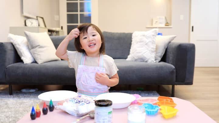 吉田ちかのインスタグラム：「Thank you guys so much for all of your comments and messages on our pregnancy announcement! I’m excited to share with you this new journey that’s beginning for us :) Will keep you posted!!  Today, we uploaded a fun little video of us making marshmallow play dough! Inspired by a video from Ryan’s World! Pudding decided she wanted to try filming by herself lol Hope you guys check it out!!  昨日は妊娠報告に沢山のコメントやメッセージをありがとうございました！これから始まる私たちの新しいライフステージを皆さんとシェアすることが楽しみです☆ マタニティライフについてもちょこちょこアップデートしますね！  今日は、プリンとちょっと楽しい動画を！ライアンズ・ワールドというチャンネル（パパが日本人で少し前にインタビューさせていただきました、世界1位のYouTubeチャンネル）の動画にインスパイヤされてマシュマロでプレイドーを作ってみることに☆さらに、一人で撮影しているRyan君を見て、プリンも真似したいと、初めて英語で一人撮影にチャレンジしてみました🤣   Ryanはレインボーテーマで7色ぐらい綺麗なプレイドーを作っていましたが、私に似てせっかちで欲張りなプリンは一気に食紅を混ぜて、茶色いプレイドーを作ることにw ちょっとお下品な展開になりましたが😅 子供は大喜びw よかったら見てください！」
