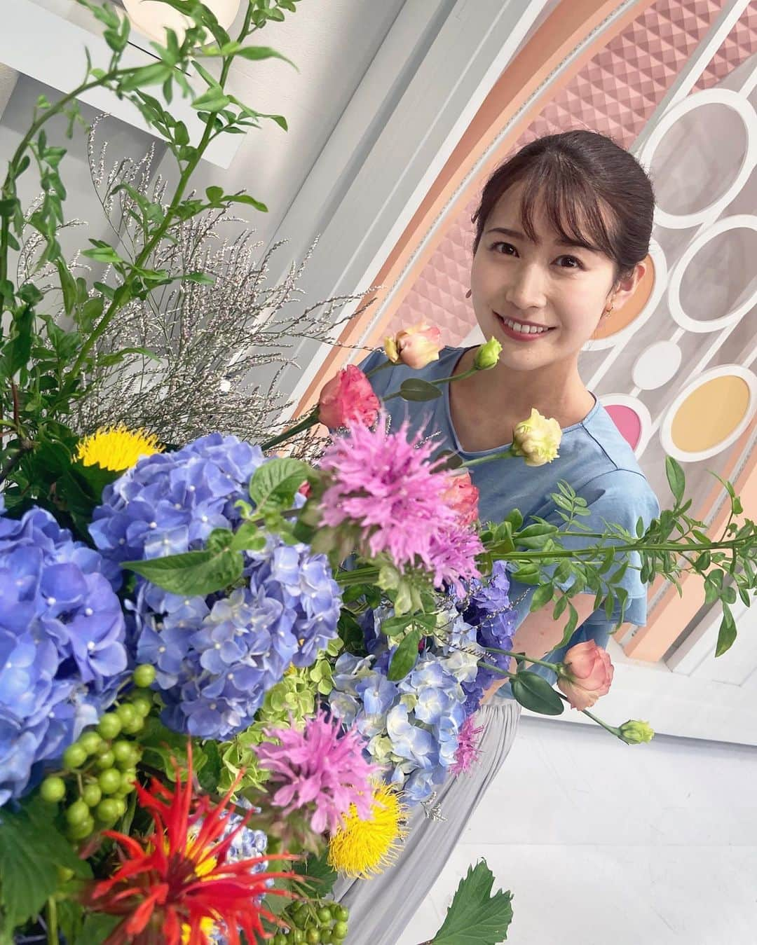 島津咲苗さんのインスタグラム写真 - (島津咲苗Instagram)「なぞなぞ3択、正解しました〜！！ 問題を解けるのが久々すぎて 嬉しさ爆発でした...😆  スイカが味方してくれたのかな🍉  #修作さん @shusaku_y #なぞなぞ3択 #島津咲苗 #メーテレ #アップ #お花 #すいか」7月2日 19時24分 - sanae_shimazu