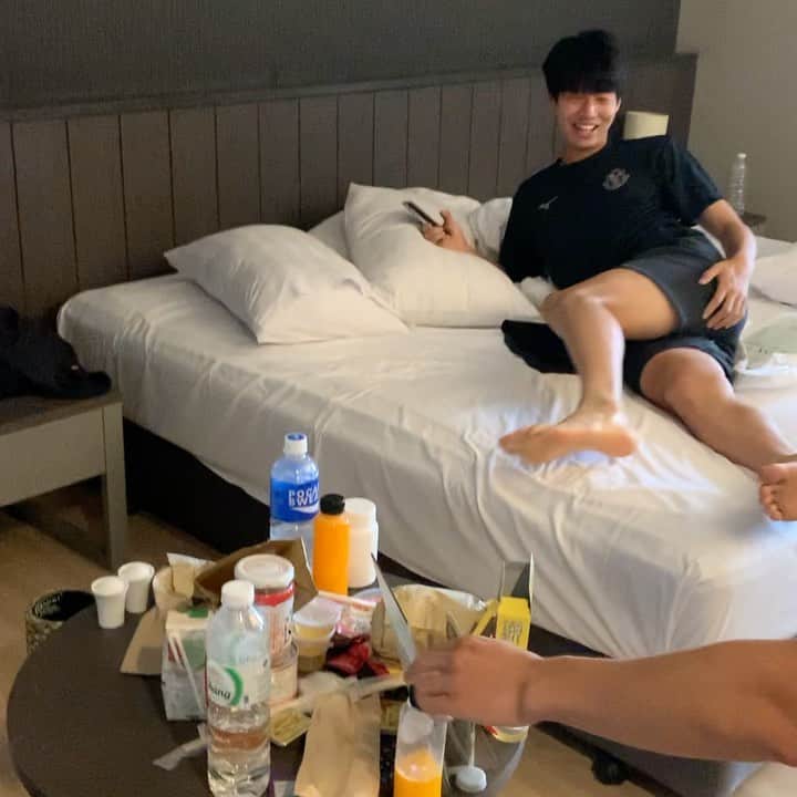 中谷進之介のインスタグラム：「タイに来て2週間を過ぎ藤井の部屋を覗いてみると、、、  衝撃  #飲み残し多数 #森下が持ってるジュース2週間前の投稿からあるやつ #割り箸そんな残してていつ使うの？ #こんな机じゃ美味しくご飯は食べれないぞ #これでも可愛いって思われる藤井 #母性くすぐらせる作戦 #藤井の汚部屋シリーズ」