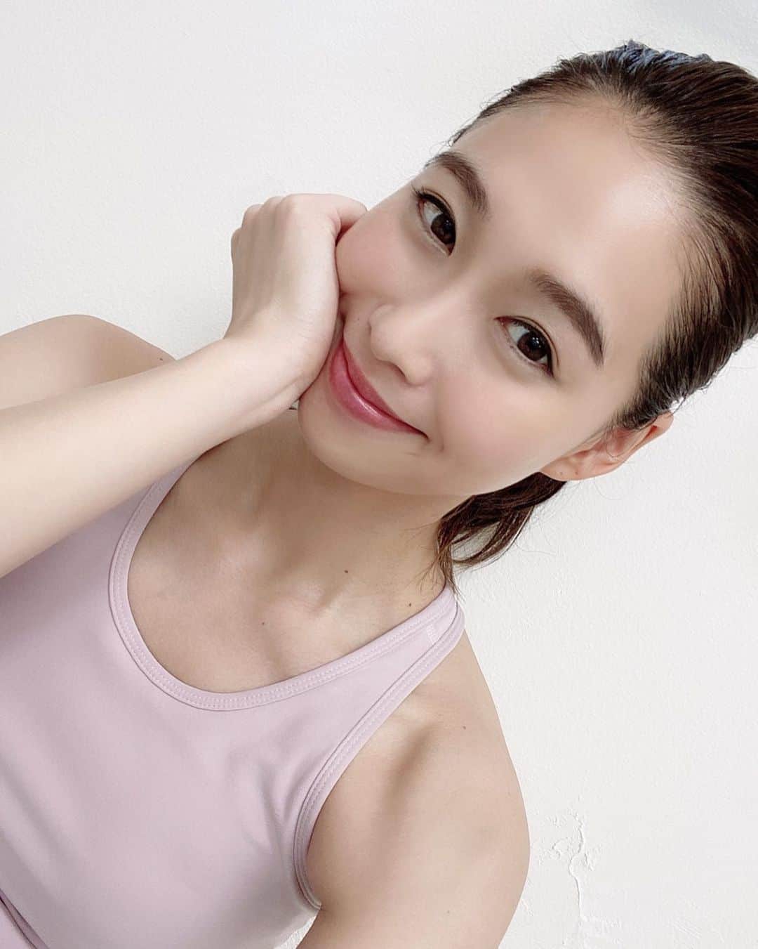 谷川りさこのインスタグラム：「お肌調子良し  @blair_salon  ビオエステ  ビオは、血行不良、 たばことか薬、 ファーストフードを食べるとか生活が乱れがちの人、 脂性肌、混合肌、ホルモンバランスによる肌荒れやニキビ 敏感肌、赤ら顔、浮腫がある方に おすすめ！  @gl.tamatukuri  ハイパーナイフとVスティックコラーゲン リフトアップと 普段肌に入らないVスティックで コラーゲンが浸透して お肌ぷるぷる！ 大阪に帰ったら必ず行くところ  @selectclinic  ピコレーザーとミックスピール シミや、そばかす、ニキビ跡 ワントーンアップして 艶肌に  #継続は力なり #りさこの肌」