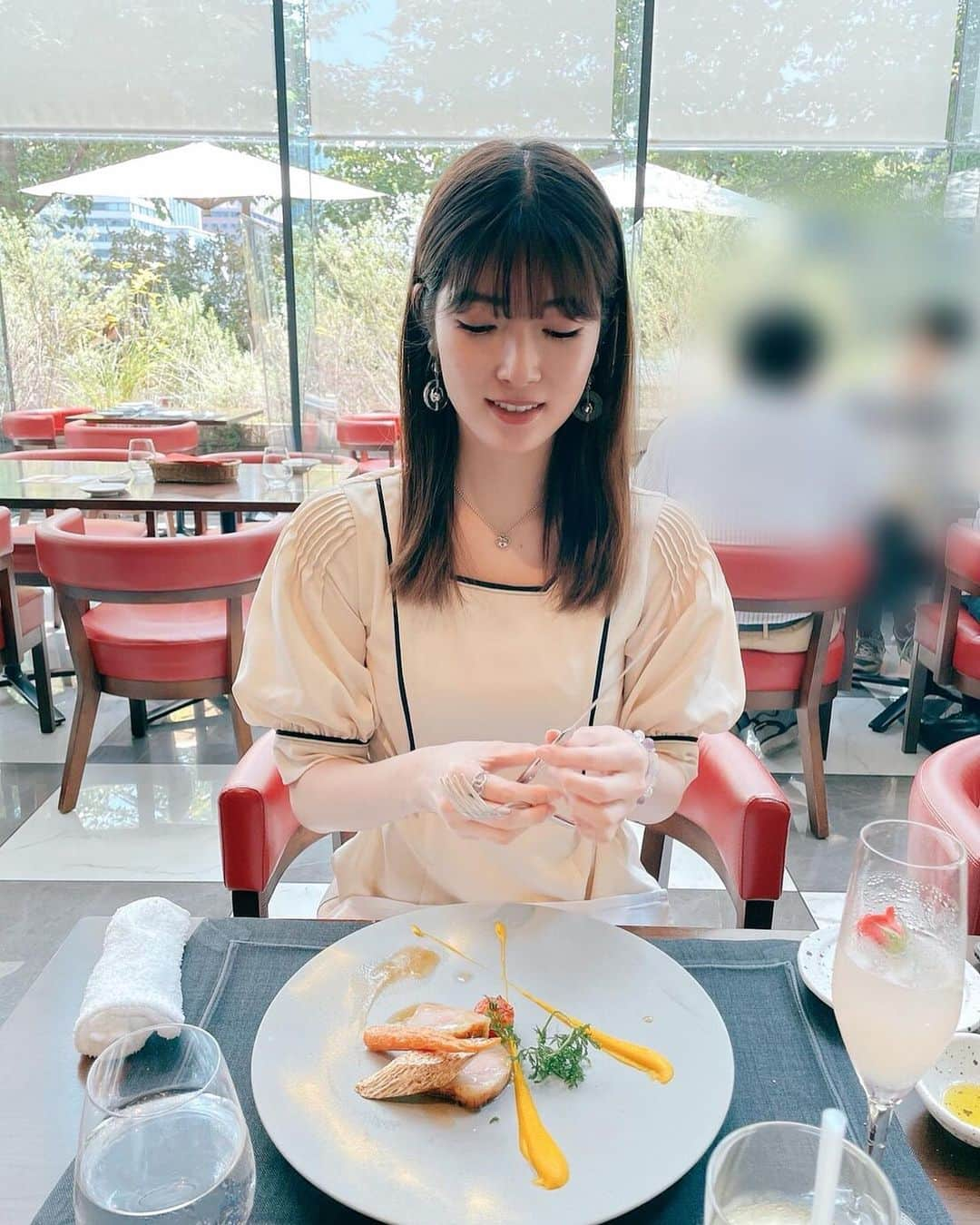 日下部美愛さんのインスタグラム写真 - (日下部美愛Instagram)「私とご飯食べてる風写真  #liliybrown  #photo #japan #model #me #hair #fashion #selfie #makeup  #followme #instagood #camera #instadaily #dailylook #사진 #데일리  #데일리 #셀카 #메이크업 #아이돌 #일본 #일본여자 #ホワイトコーデ」7月2日 19時54分 - miakusakabe_official