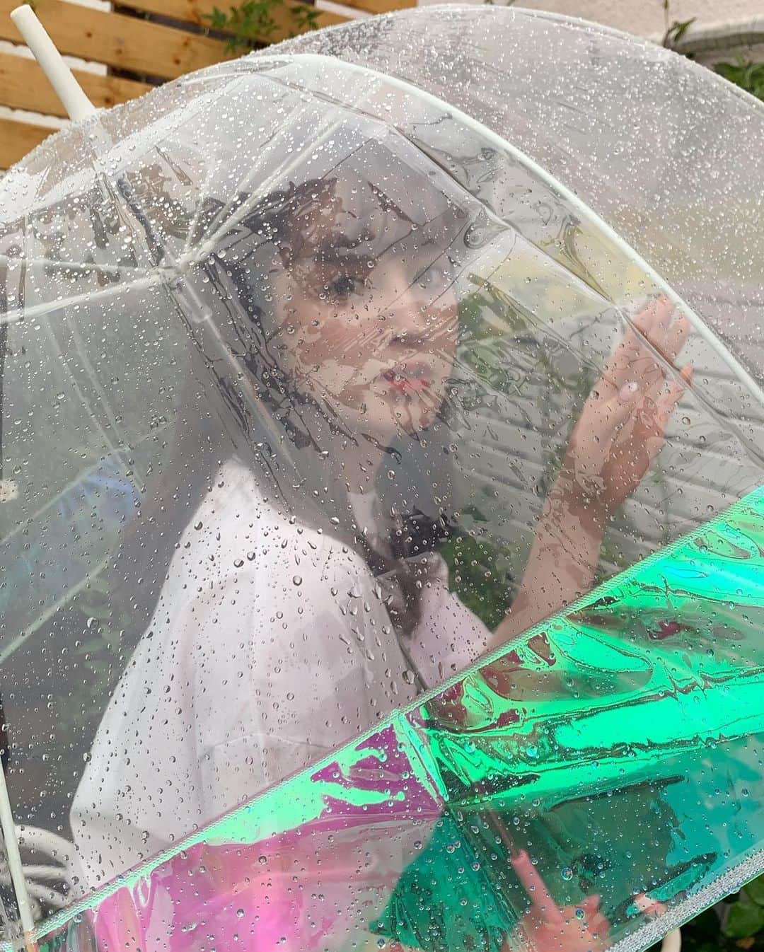 新希咲乃さんのインスタグラム写真 - (新希咲乃Instagram)「ストーリーに載せた時にどこの傘？ っていう質問が多かったので写真撮りました☔️💦  【 #Wpc.】というところの傘です！ わたしは10年前以上から雨傘はまん丸型しか使わないぞ！っていうこだわりがあるんだ！笑 @wpc_official   ここの傘はだいすきで、パンジー柄や花柄、 折り畳み傘などたくさん持ってるよ！  意外と色んなところにも売られてるから見てみてね♡ 雨が楽しくなるし、コーディネートと合わせて 傘もコーディネートするの楽しい！！  昔からなんかしらのイベントは絶対に雨降ってきたし、 超絶雨女のわたしは雨が好きだよ⋆̩☂︎*̣̩  楽しんでるよ♡♡  Valentinoのレインブーツ去年買ったのに1回も履けてないから、今年こそ履きたいなぁ〜長靴を小学生ぶりに、、👢💦  Tシャツ、スカートは @lacus_official  新作です〜♡色違いもあるよ！！ 7月発売で、四連休の後半にポップアップもするよ〜！まだ情報解禁されてないけど言っちゃう😂 みんなに予定空けて欲しいから！笑  本日撮影なので、靴は楽ちんな @crocsjp です〜ホワイト可愛い♡弟に貰ったよ！最近こればかり履いてる！！   #梅雨  #雨の日コーデ  #傘  #オーロラ傘   #ビニール傘  #お気に入り  #Lacus  #ラクス  #雨の日アレンジ  #☔ #新希咲乃  #tシャツコーデ  #Tシャツ  #ホワイトTシャツ  #ロゴt」7月2日 19時54分 - niki_sakino