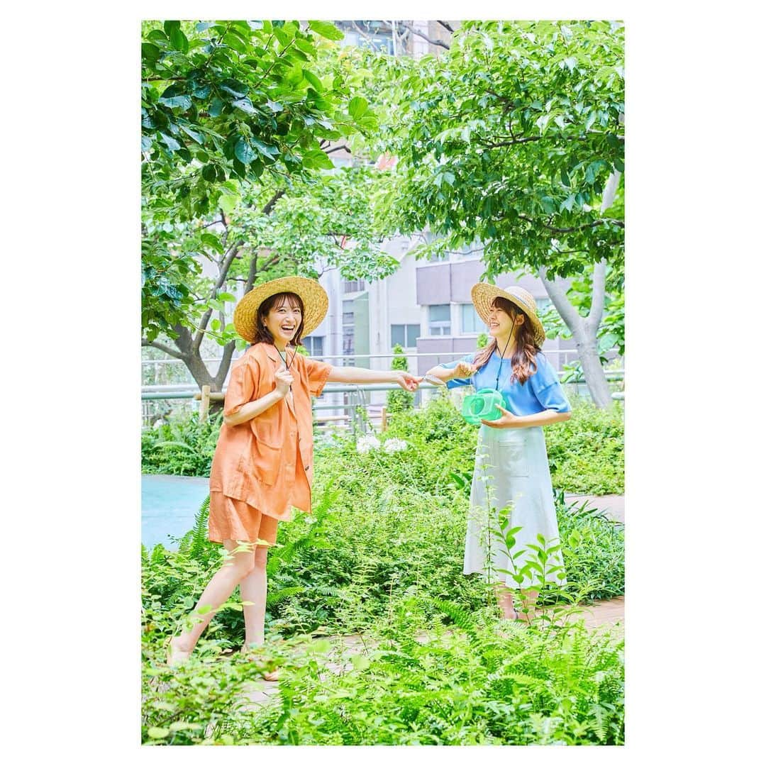 笹崎里菜のインスタグラム：「👩‍❤️‍💋‍👩 7月だぁー！ 愛しの尾崎に何を渡してるかって🍁 二人とも無垢だなぁ👶 このタイプの麦わら帽子はじめて👒 #夏だ #SUMMERだ」