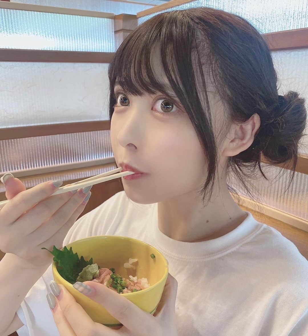 小此木流花さんのインスタグラム写真 - (小此木流花Instagram)「暑くて髪ぼさぼさなっちゃた！ いつも朝起きたら寝癖ボンバーなんだけど直すの面倒くさいからこの髪の毛ばっかりにしちゃう₍₍ (̨̡ ‾᷄⌂‾᷅)̧̢ ₎₎  ねぎとろ丼とバナナチョコアイスたべたーーー  今度はわんこそば食べてみたいんだー  食べたことある？  #おだんごヘア #ヘアアレンジ」7月2日 20時01分 - okonogi_ruka