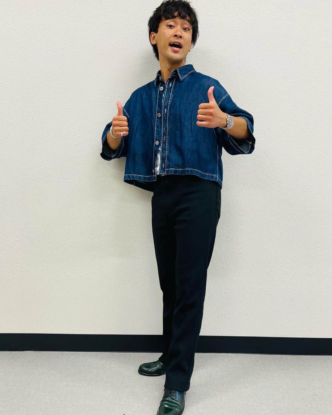 としみつのインスタグラム：「本日は朝から馴染みある場所でロケを！  昨年と今年、2年連続でお仕事させていただき本当に感謝です！  詳細お待ちくださいませ！」