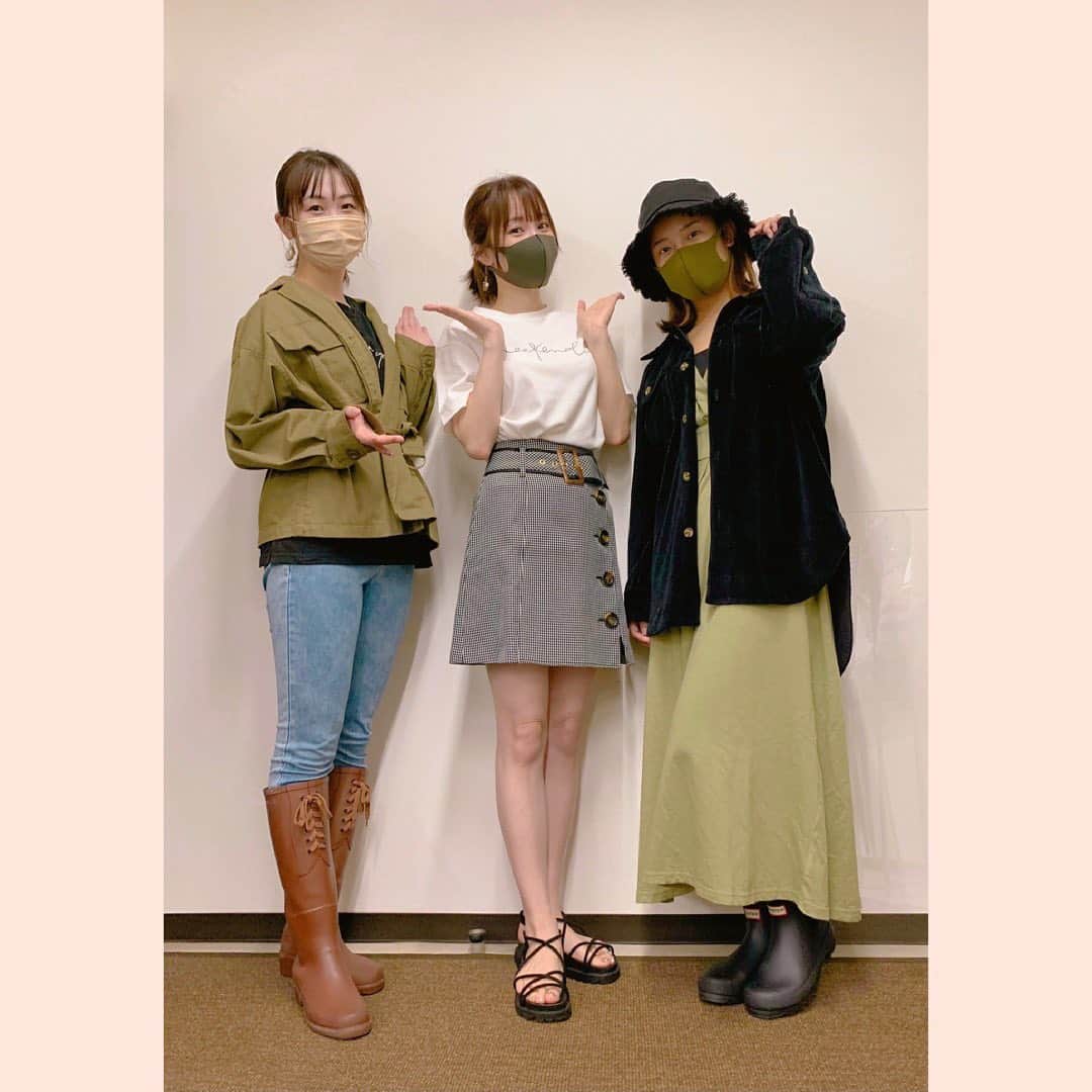 さくまみおのインスタグラム：「今日は、みんブラ会議でした︎︎☺︎ 今までずっと私のオーダーメイド状態で大量にサンプルを作ってきたけど、ココからは量産に向けて色んなサイズ感を調整していくために、工場の女性スタッフさん達や、まいふれんづ(@nina___fairy @chikari_000 )にも協力してもらって試着会を行いました！  ちかりーになー😭 雨の中本当にありがとぉぉぉーう(*˙˙人)✨  クリスマス頃発売を目処に全力で頑張ります‪୧(･̆‸･̆)و"‬  #みんなで作るナイトブラ#試着会 #美ボディ研究部#さくまみお #転がる部長#謎のフンフン」