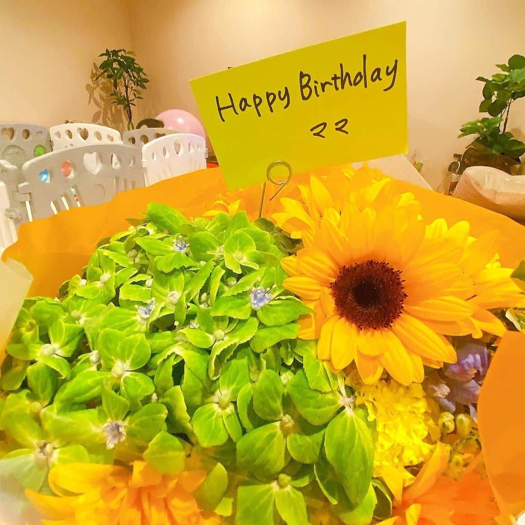 藤井リナのインスタグラム：「ママになって初めて子供からのプレゼント🎁🥺❤️ 誕生日にひまわりの花束🌻🌻🌻 (用意してくれたのは会社の子🤫 こんないい部下いますか？最高だよね😌)  今までのどんな誕生日よりもうれしいなっ🥰  最近覚えた特技の投げキッスもたくさんもらったよ🥰 あー、これで1年頑張れちゃう❤️  これからの一年もたくさん一緒に楽しいことしたいなっ🍀  #ひまわり #誕生日　#誕生日プレゼント #誕生日サプライズ #baby #赤ちゃん #赤ちゃんのいる生活 #赤ちゃんと犬 #宝物 #poodle #love #mybaby #littleone #angel 微博:@藤井莉娜LenaFujii #lenafujii #fujiilena #藤井リナ #藤井莉娜」