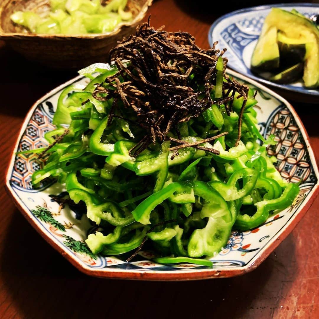 志摩有子さんのインスタグラム写真 - (志摩有子Instagram)「スライスしたピーマンにまつのはこんぶと太白ごま油に塩をぱらっと。大きめピーマン5個があっという間。  #ピーマン #まつのはこんぶ #花錦戸 #副菜の鬼」7月2日 20時30分 - ariko418