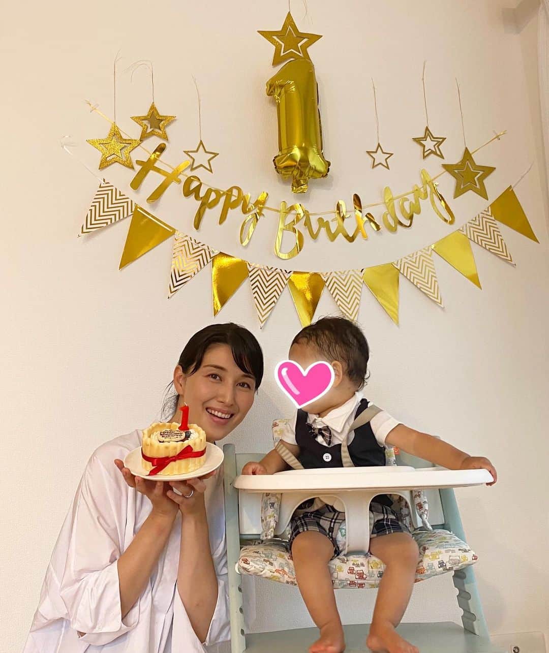 のインスタグラム：「1年前の本日、出産しました🤰  梅雨の時期だったけどその日だけがものすごく晴れていてお天気も祝福してくれてました😊  今日はあいにくの雨だったけどお家でお祝い㊗️  一年前はまだとっても小さくて、ふにゃふにゃしてて抱っこをするのも怖かったり、毎晩息してるかな？と何度も起きて確かめたり、なんで泣いてるのか分からなくてテンパったり😅  それは今でもあるけどw  でも最近は意思も出てきて感情表現も豊かになり、家に一緒にいるとママァと言ってスリスリ寄ってきてくれます😍 (ママァは主人に向かっても言ってます。笑)  真似っこしたりつかまり立ちしたり喋ったりほんとに成長が目まぐるしくて、たくさんの感動をくれます☺️  これからも元気にすくすく育ってね💕」