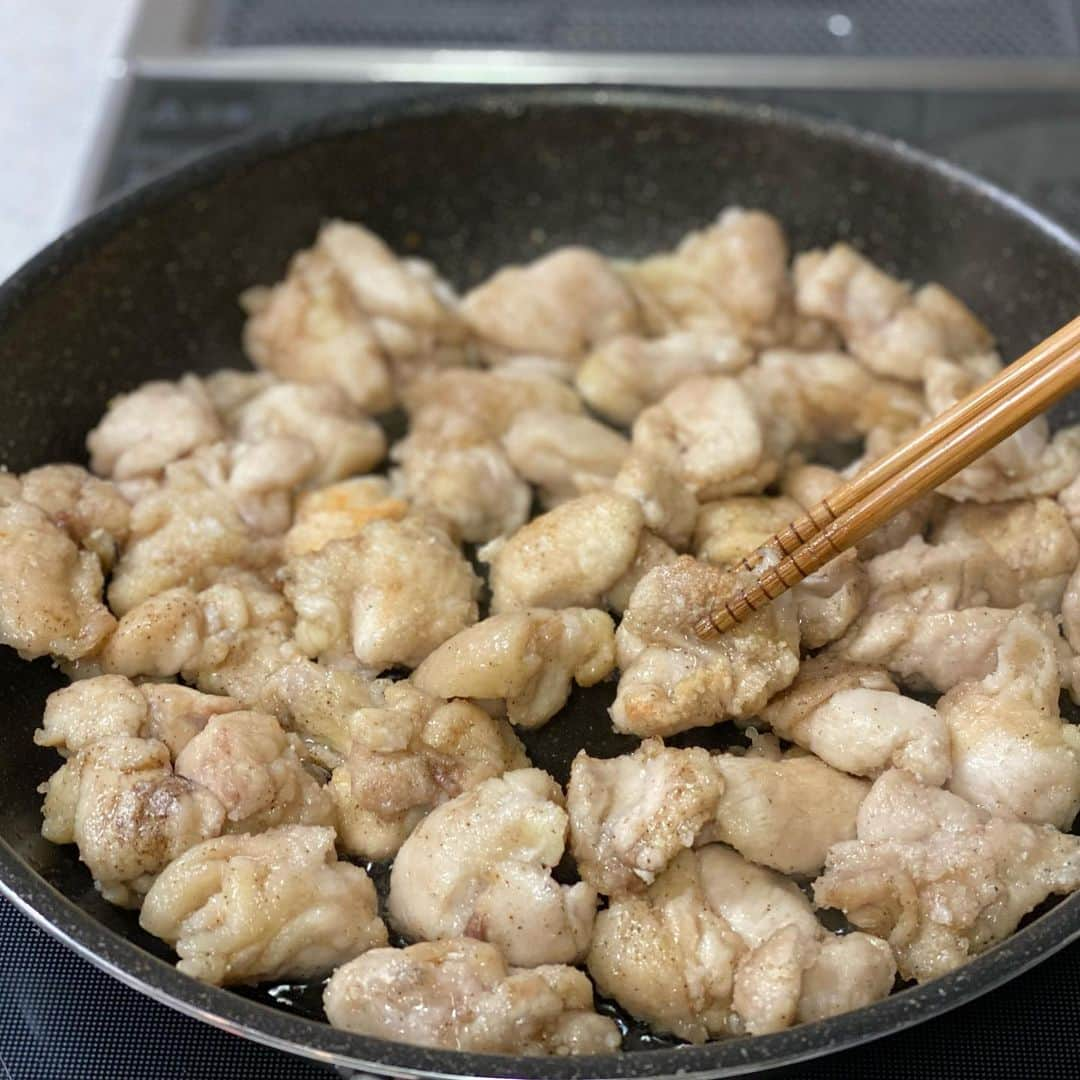 しにゃさんのインスタグラム写真 - (しにゃInstagram)「・ ＊＊＊＊＊ トロトロ茄子と鶏肉の✨ さっぱり大葉甘酢炒め😋💕 ＊＊＊＊＊ ・ ・ 今日は今が旬の茄子をと鶏肉を使ったさっぱりがっつりレシピをご紹介します🤗✨ ・  茄子は深めの隠し包丁を入れることで中まで火が通りやすく、トロトロに仕上がりますよ🙌🏻 さらに大葉をたっぷり加えることで甘酢のさわやかさが際立ちます♬ ・ お子さまから大人まで大喜びのメイン料理です🙌🏻 今回はジューシーな鶏もも肉を使いましたが、もちろん鶏むね肉やささみでも代用可能です😎👍 ・ おかずにもおつまみにも最高の茄子レシピですので、ぜひお試しくださいねー🤗✨ ・ 詳しいレシピはお手数ですがブログを見てください🤗✨ プロフィール欄のURL (@shinya6727 、もしくストーリーズのスワイプから飛べます😌✨ ・ ・ ・ ・ ・ ・ ・ ・ ・ ・ ・ ・ ・ #料理 #cooking #おつまみ #おうちごはん #料理好きな人と繋がりたい #レシピ #フーディーテーブル #和歌山 #飯テロ  #シズル感 #料理記録  #男飯 #鶏肉 #ワイン #ウイスキー #chicken #ビール #茄子 #鶏もも肉 #chickenrecipes  #野菜 #おうちごはんlover」7月2日 20時36分 - shinya6727