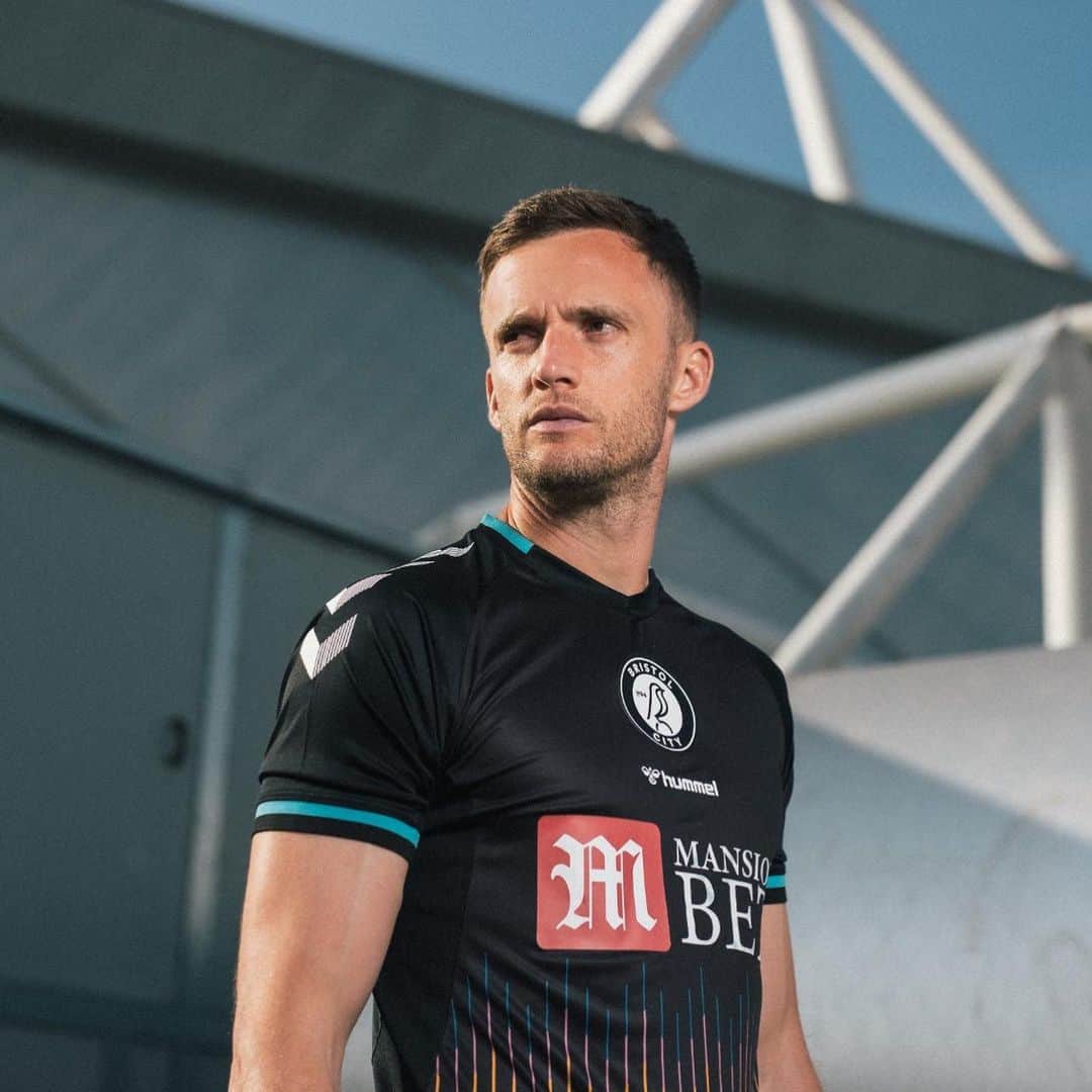 アンディー・キングのインスタグラム：「A proud day for me and my family. To sign for the club I grew up watching is an unbelievable feeling. I can’t wait to put the shirt on for real and help the team have a successful season. 🙌🏼🔴」