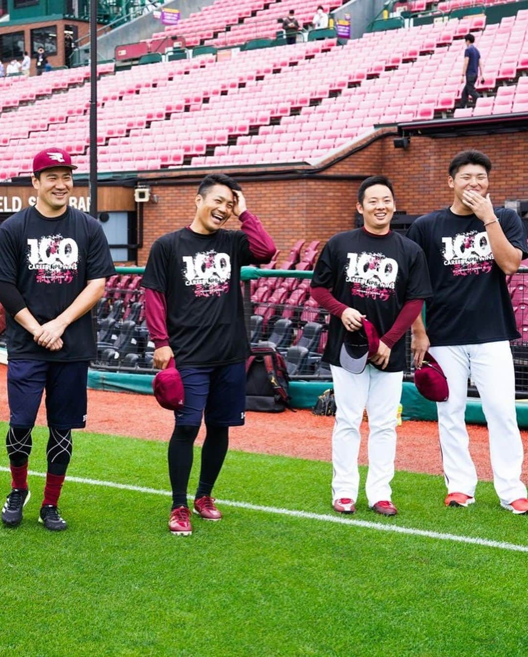 田中将大さんのインスタグラム写真 - (田中将大Instagram)「投手陣がNPB通算100勝の記念Tシャツを作ってくれました！  こういう心遣いが嬉しいですね😊🙏 ありがとうございます。」7月2日 21時32分 - masahiro_tanaka.official