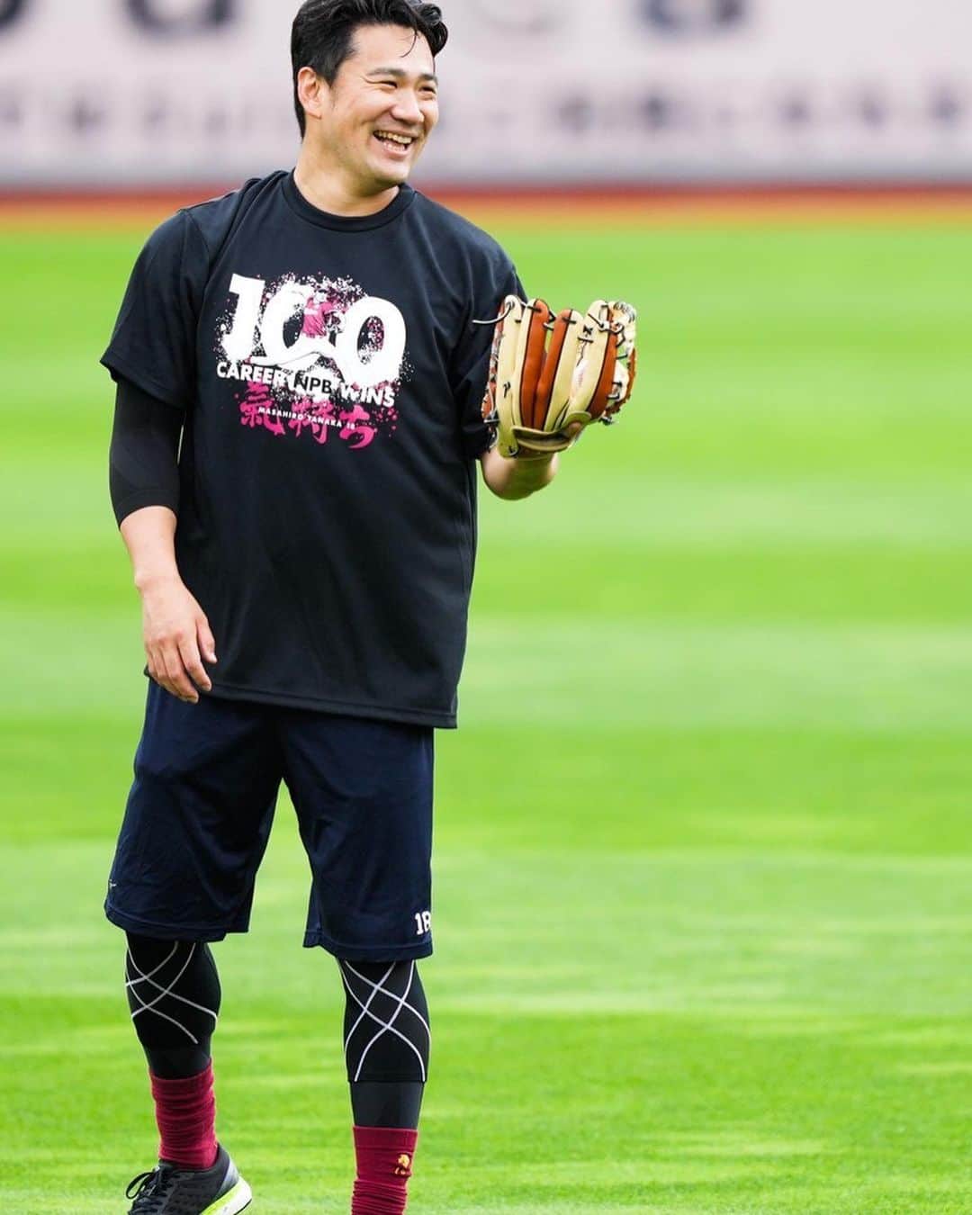 田中将大さんのインスタグラム写真 - (田中将大Instagram)「投手陣がNPB通算100勝の記念Tシャツを作ってくれました！  こういう心遣いが嬉しいですね😊🙏 ありがとうございます。」7月2日 21時32分 - masahiro_tanaka.official