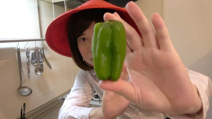 脳みそ夫のインスタグラム：「アラサー武士です！ . こないだやった、おうち居酒屋から . 【ピー殿と塩こん武将】を紹介しまーす！ . むちゃくちゃカンタン杉謙信！ . 麦酒をおともに付ければ . 天下獲れます！！ . #アラサー武士 #戦国時代のグチ #脳みそ夫 #おうち居酒屋 #ピーマンと塩昆布 #うま杉謙信 #フリーBGM跳打by伊藤ケイスケ」