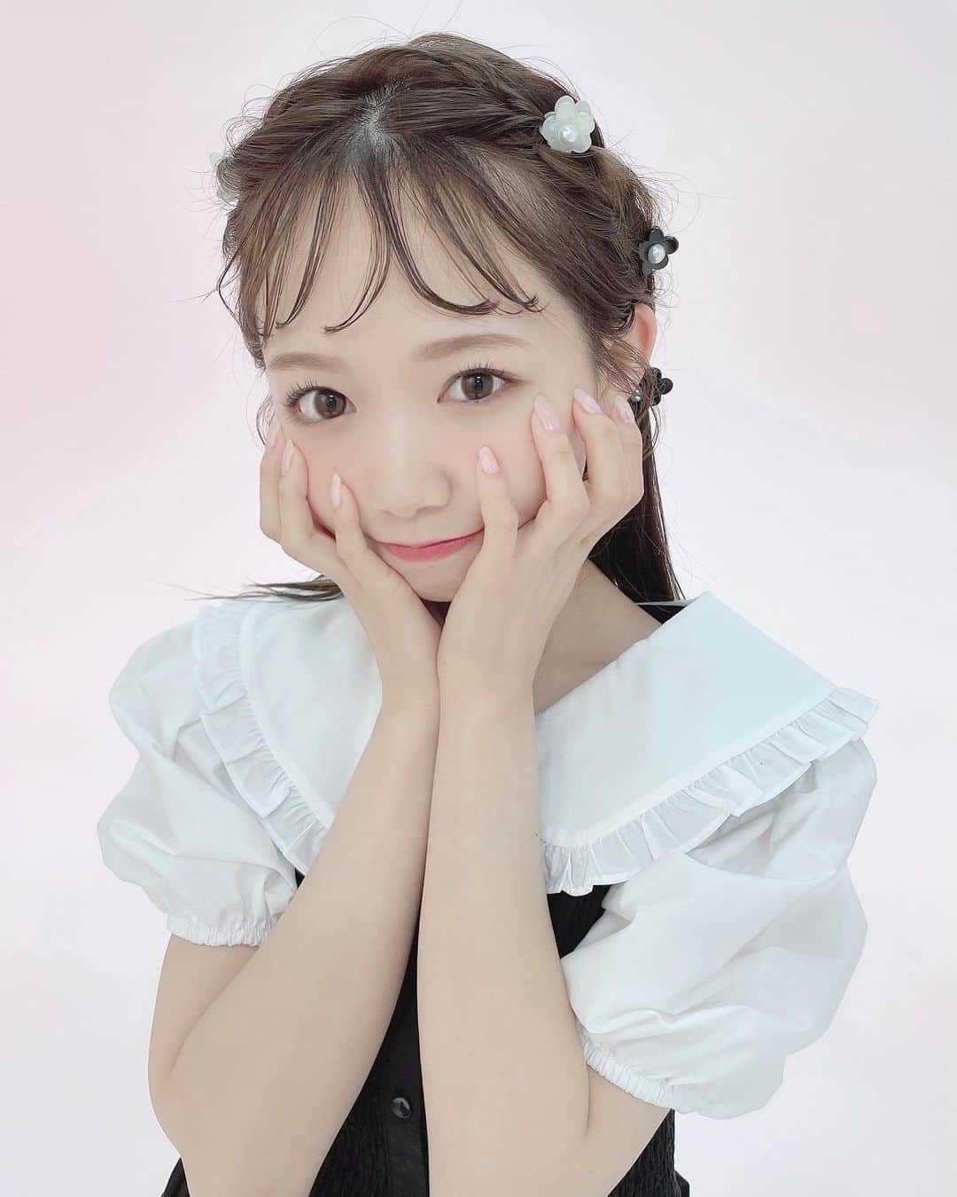 畑美紗起のインスタグラム：「biswebでの連載で、 わたしのリアル私服1週間コーデを 公開していただきました🎀🌸💕  素敵におしゃれに撮影していただきました🪄  少しでも女の子がかわいくなれる 参考になったらうれしいな💭🌸💕  bisweb.jp/fashion/114779  ぜひご覧ください🐰💐  #bis #コーデ #コーディネート #1週間コーデ #ラストアイドル #ラスアイ #畑美紗起 #fashion #instafashion」